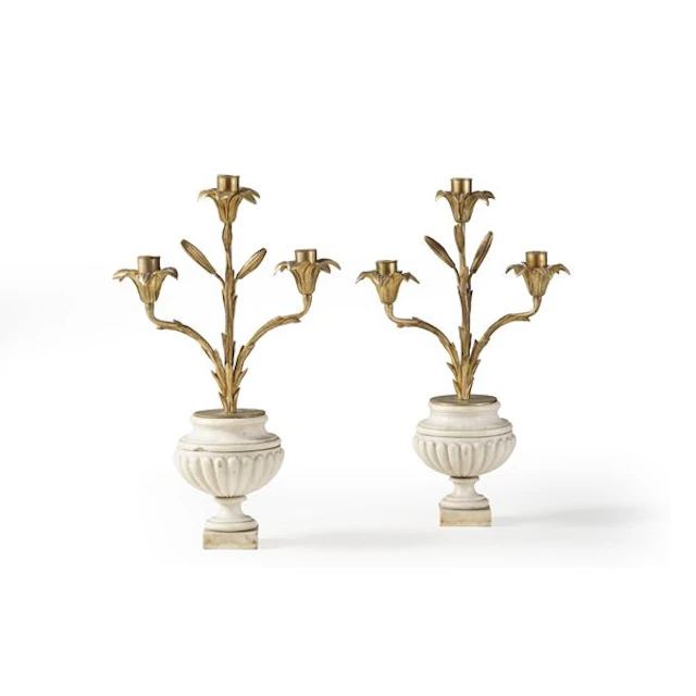 Coppia di vasi con candelabri