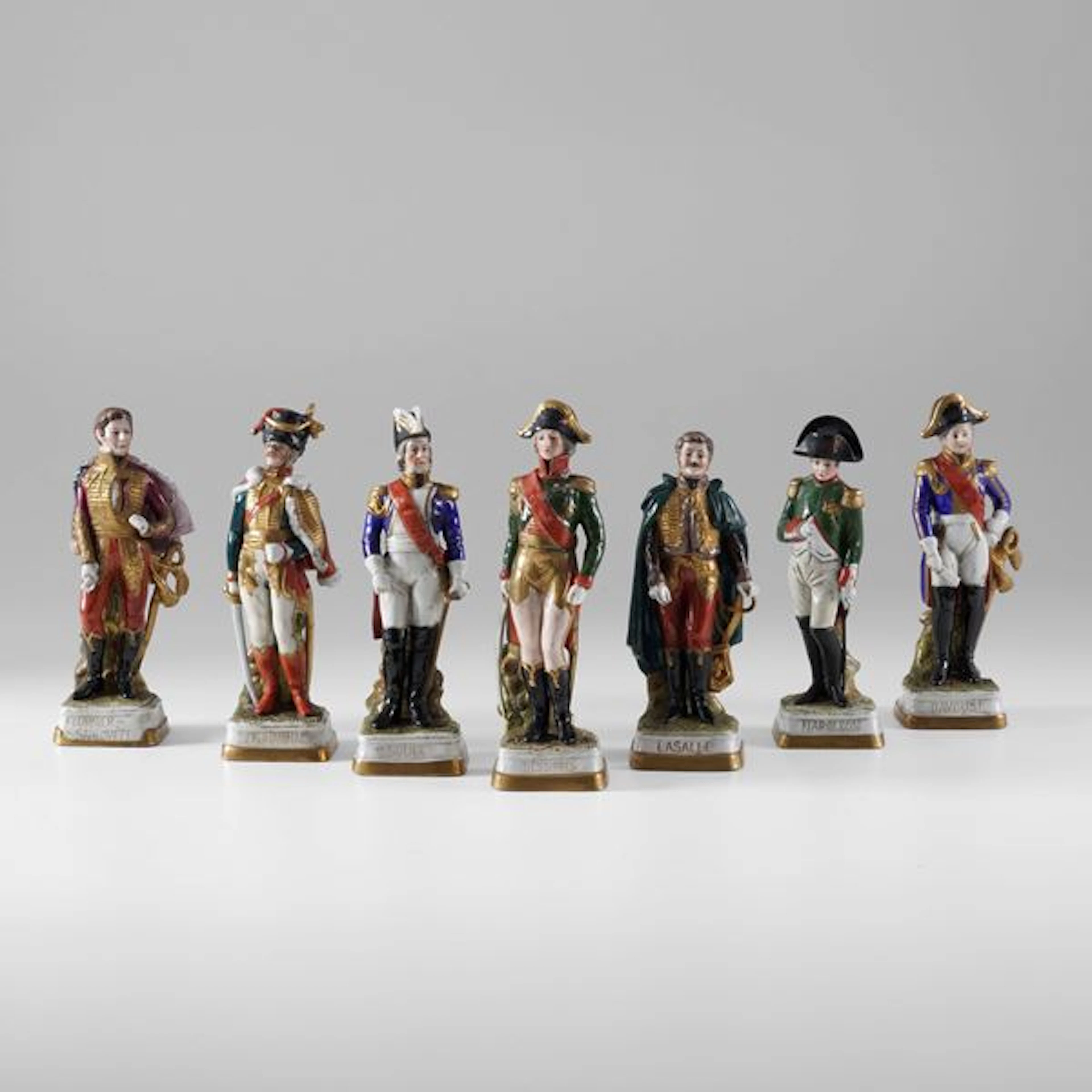 Sette statuine raffiguranti Militari con abiti dâepoca, epoca XX secolo