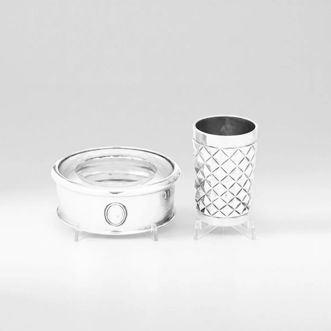 Lotto composto da un portapenne con decoro a punta di diamante e un