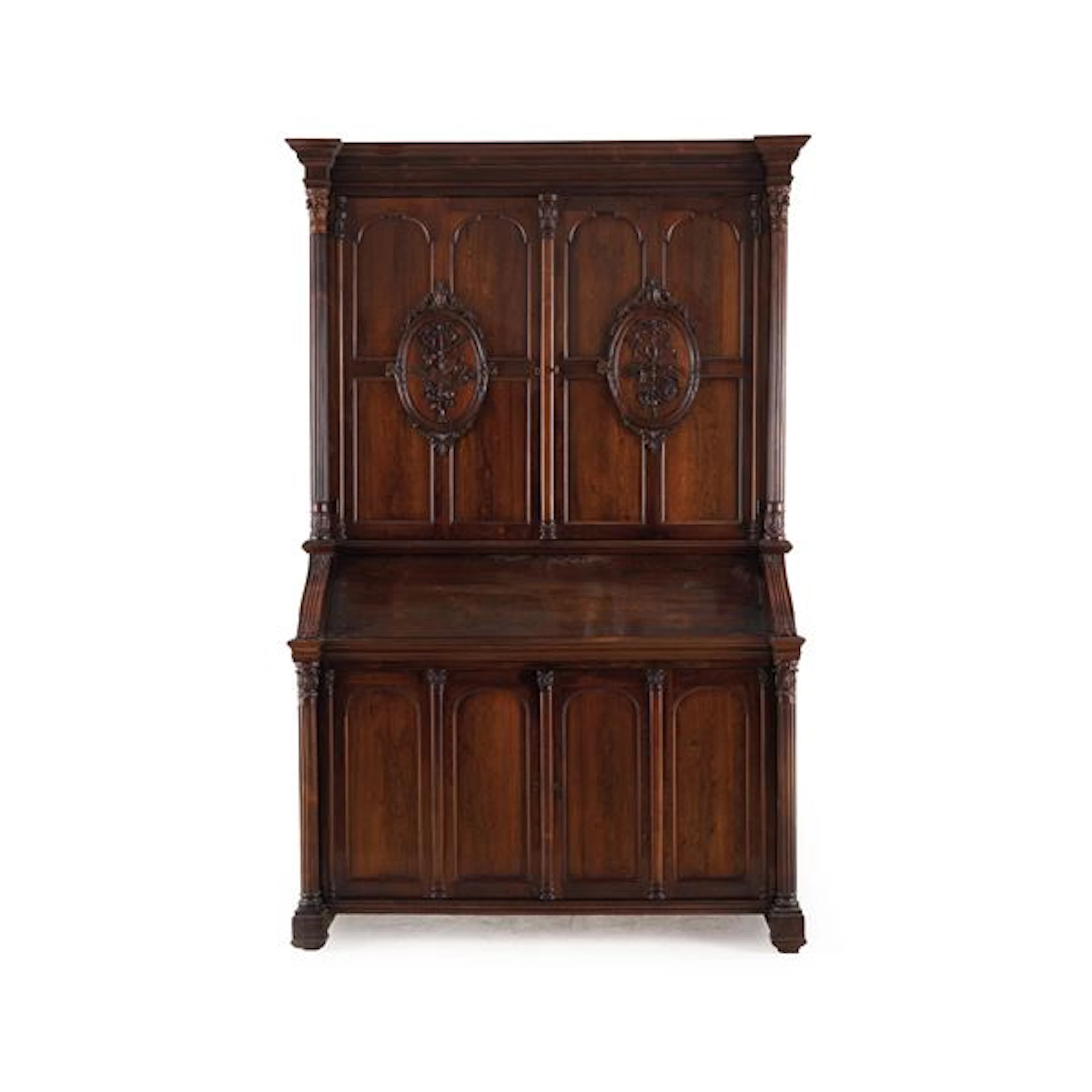 Grande trumeau di forma architettonica in legno intagliato. XIX-XX secolo