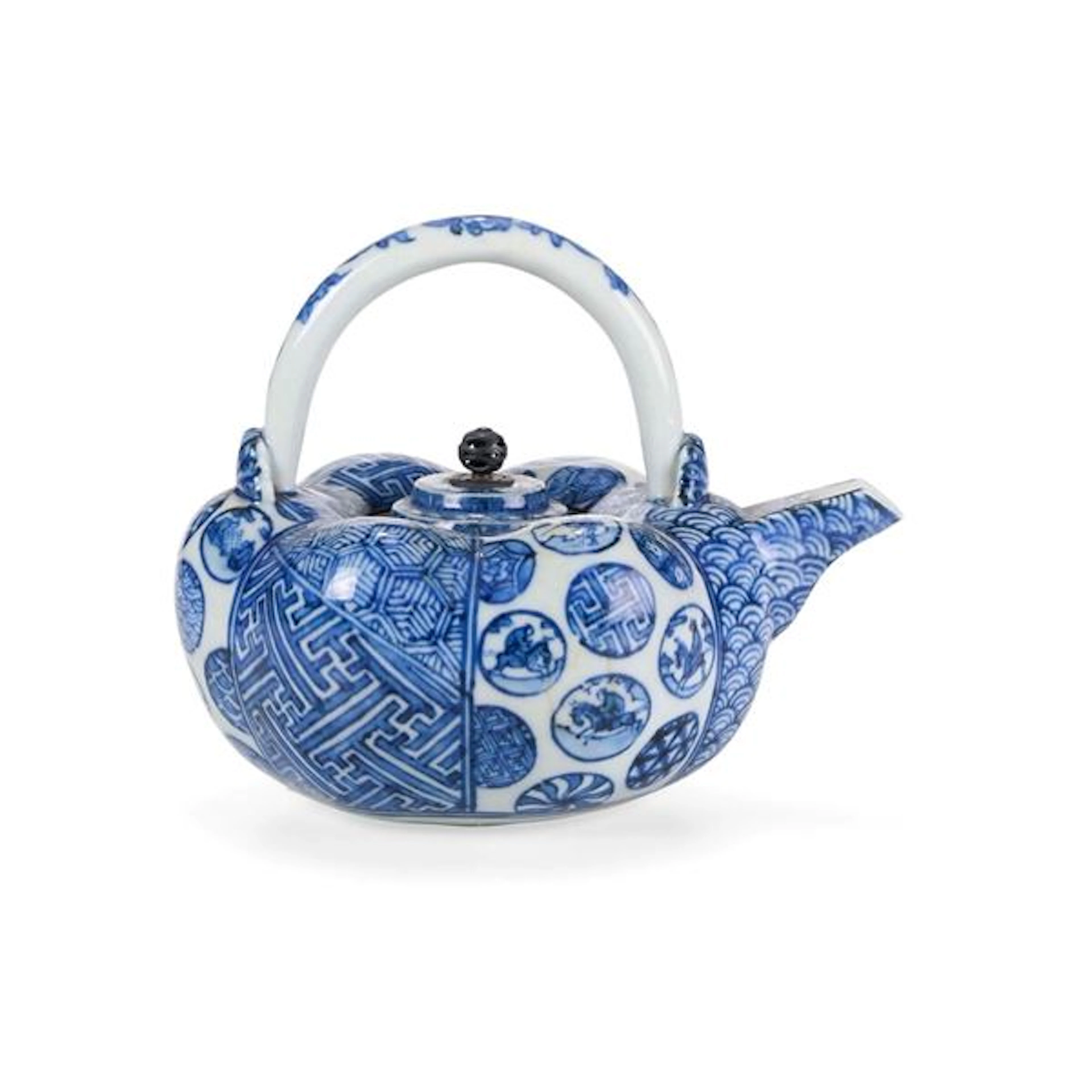 Teiera bianca e blu a riserve circolari e decoro geometrico in porcellana