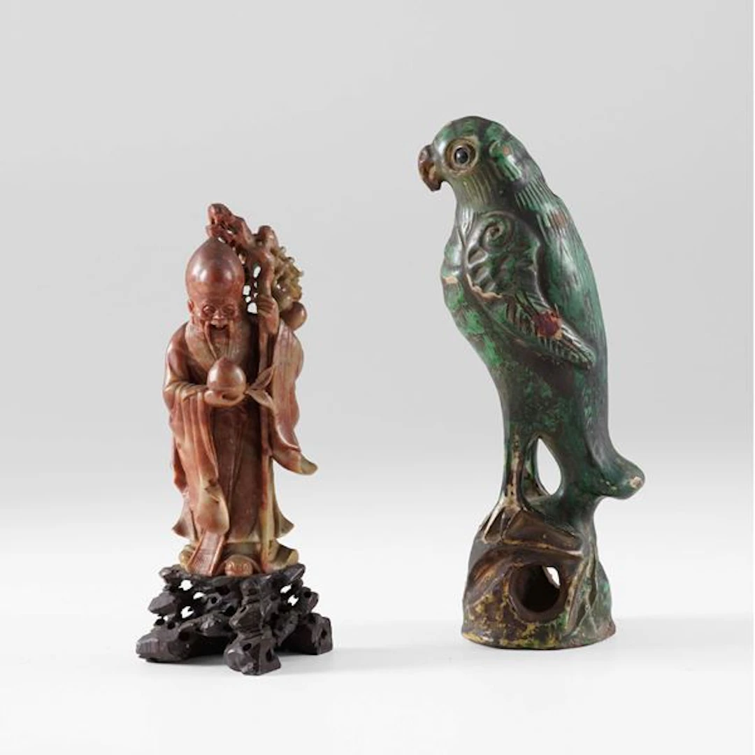 Figura di Shoulao in pietra saponaria e figura di pappagallo in terraglia