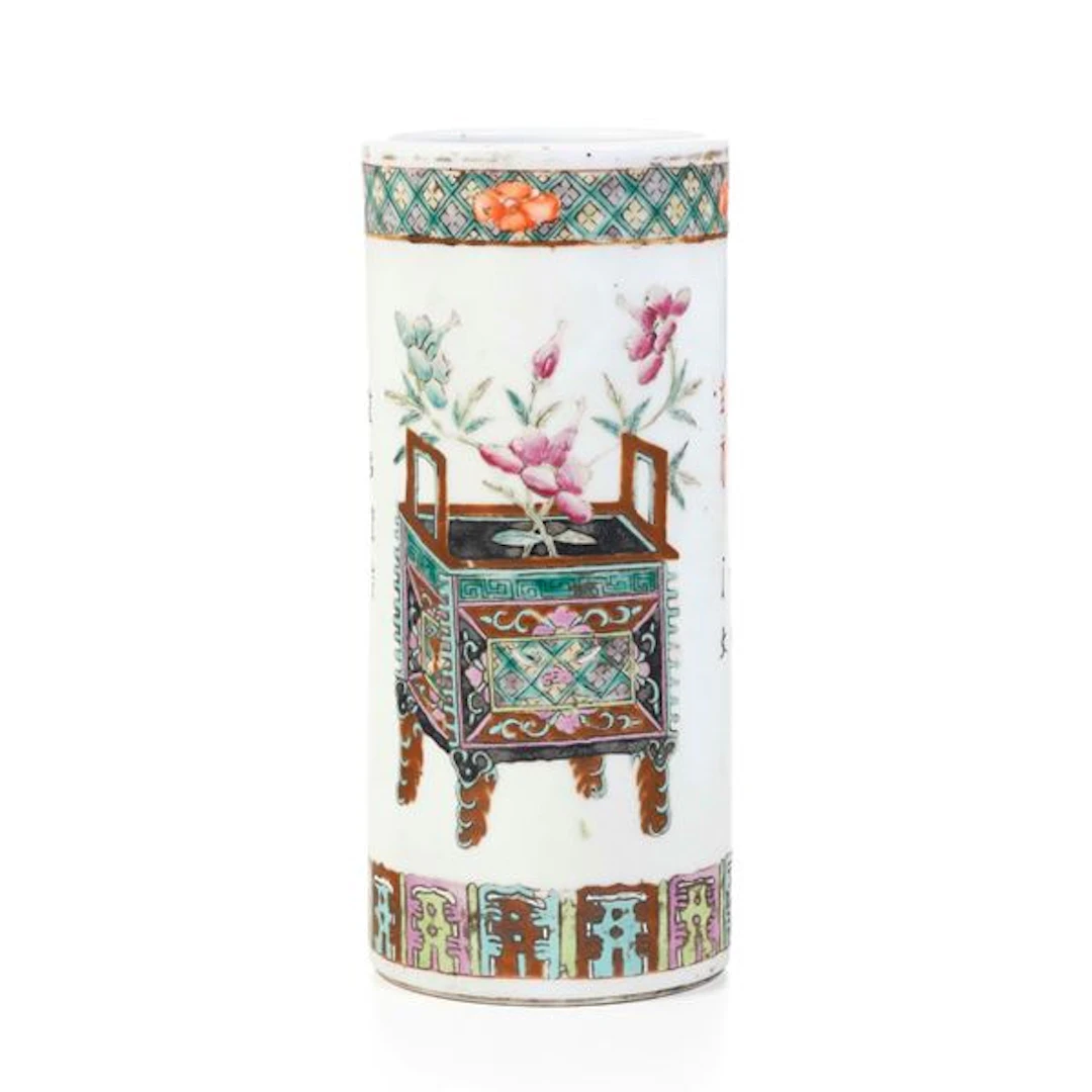 Vaso in porcellana Famiglia Rosa raffigurante giardiniera con fiori