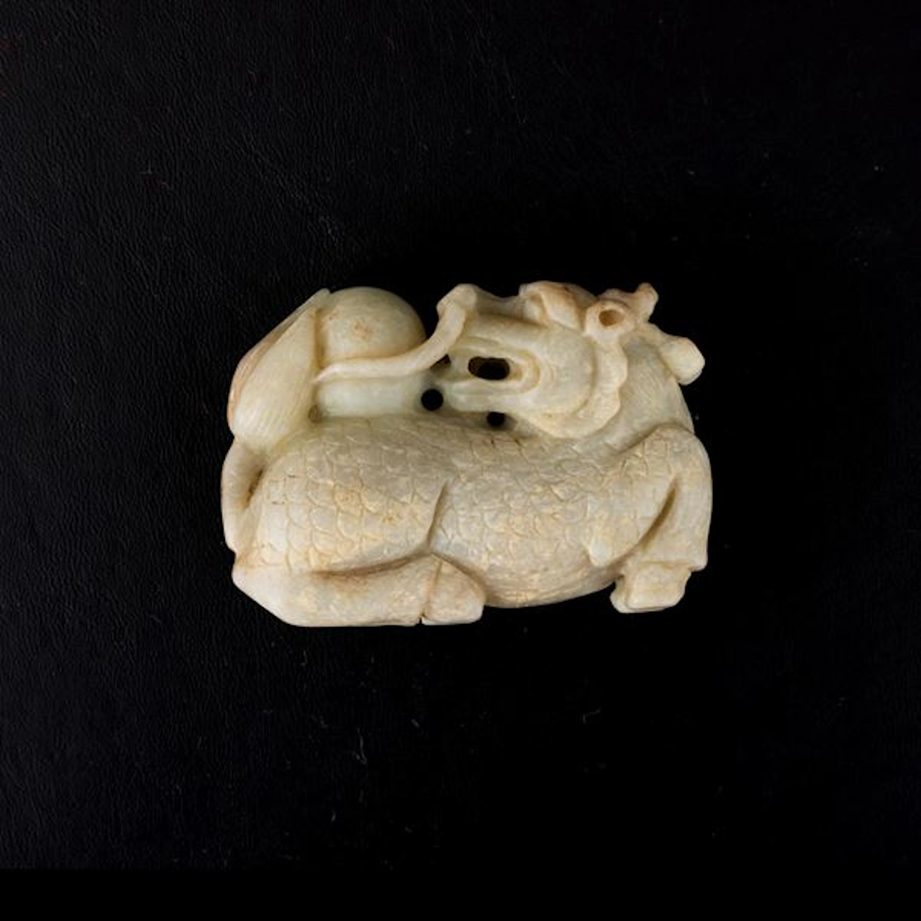 Figura in giada scolpita raffigurante drago, Cina, Dianstia Qing (1644-1912)