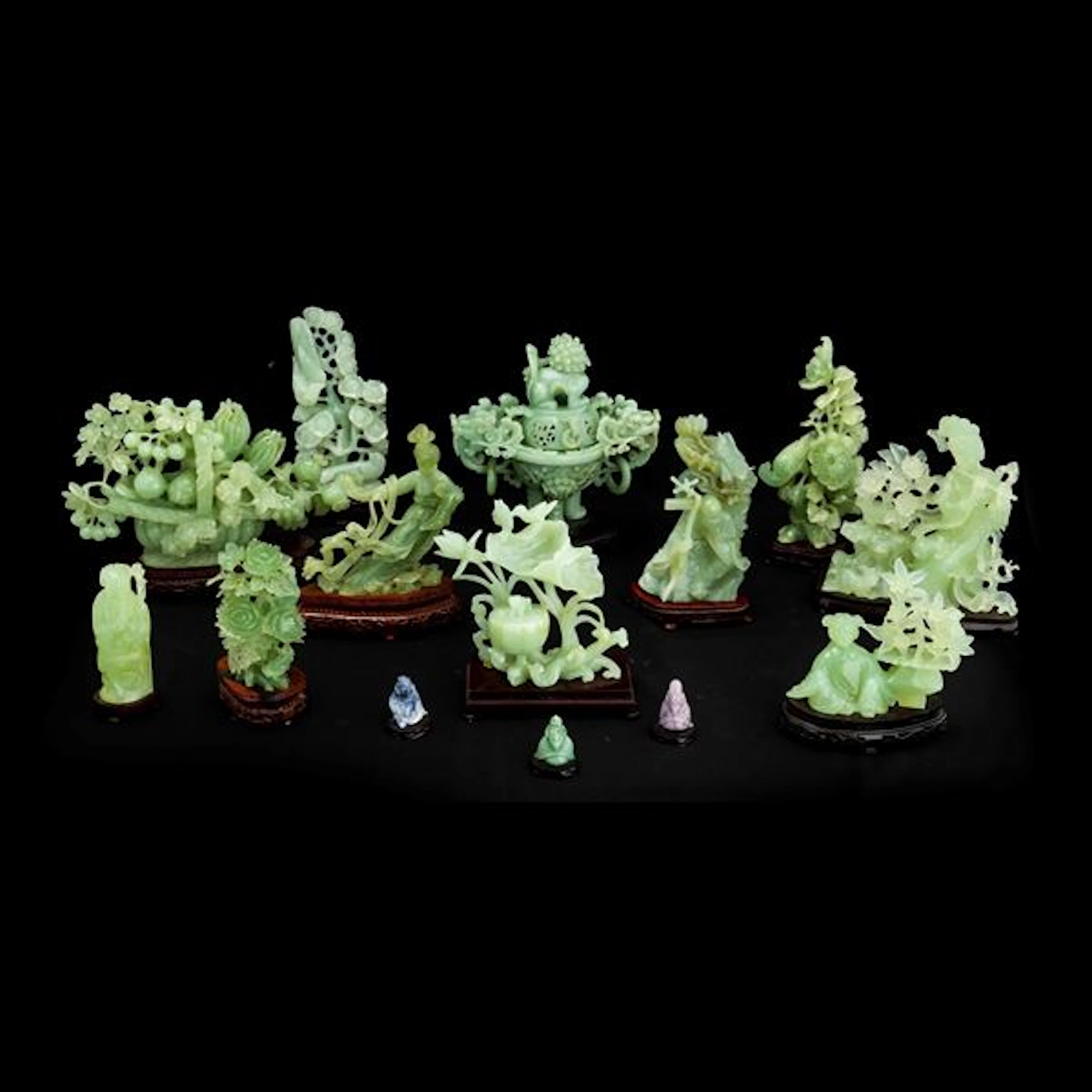 Lotto di sculture in giadeite a soggetti diversi, Cina, XIX e XX secolo