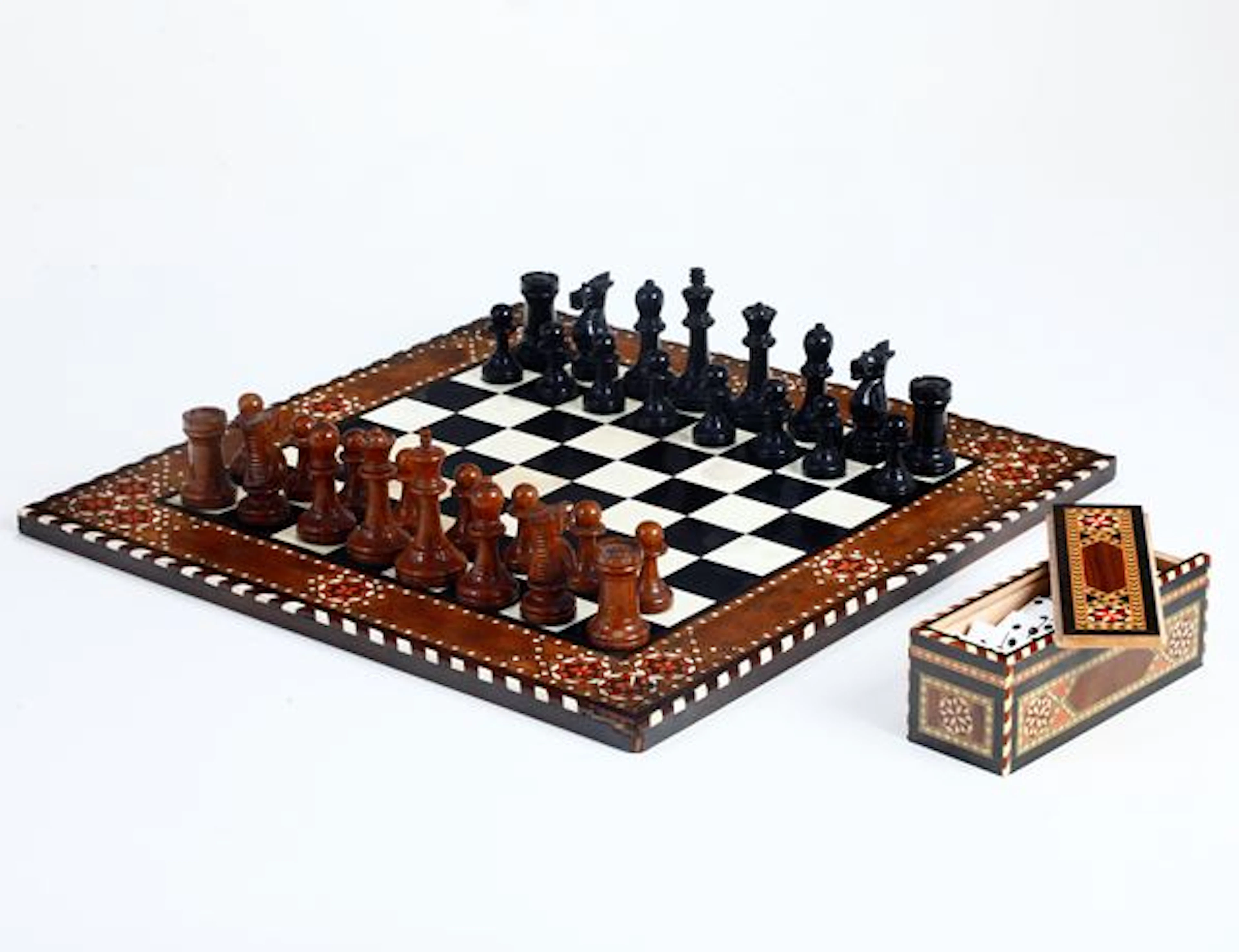 Una scacchiera e una scatola per gioco del domino