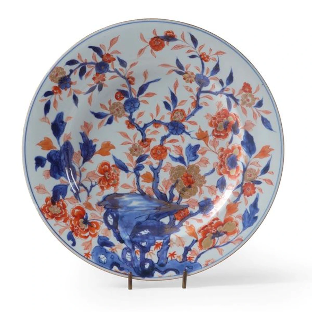 Piatto in porcellana stile Imari a soggetto vegetale, Cina, Dinastia