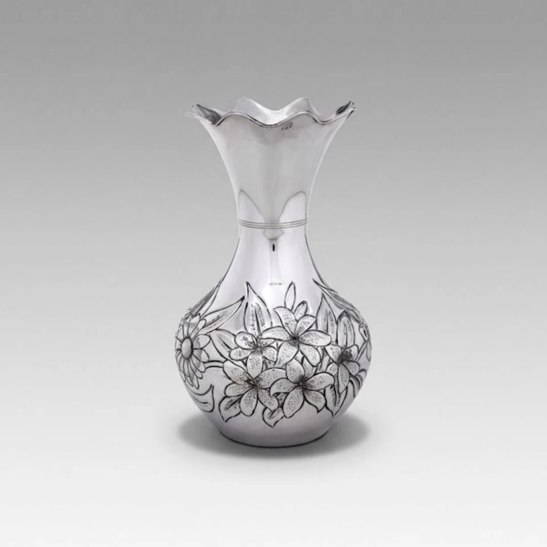 Vaso con decoro floreale. Argenteria artistica fiorentina, argentiere