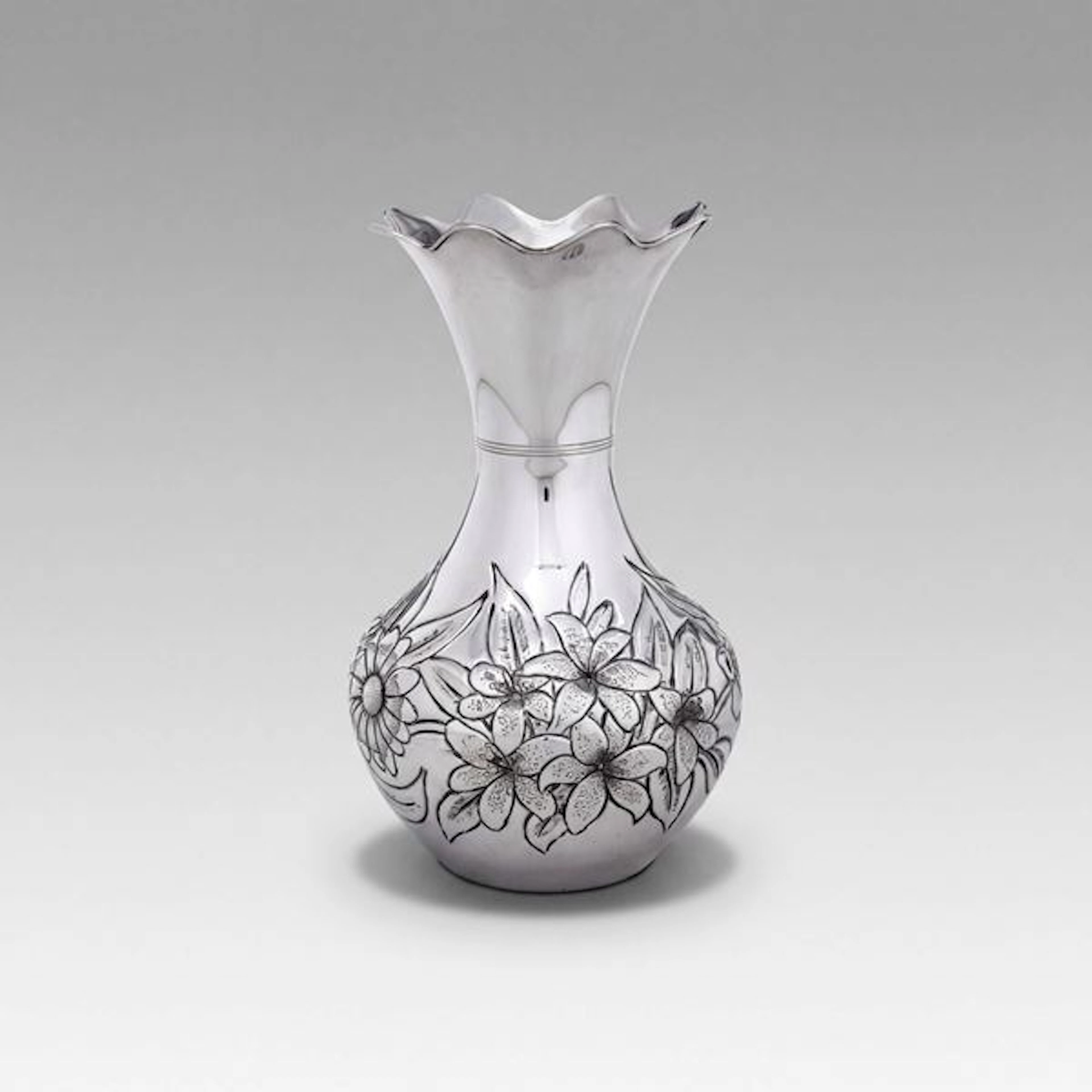 Vaso con decoro floreale. Argenteria artistica fiorentina, argentiere