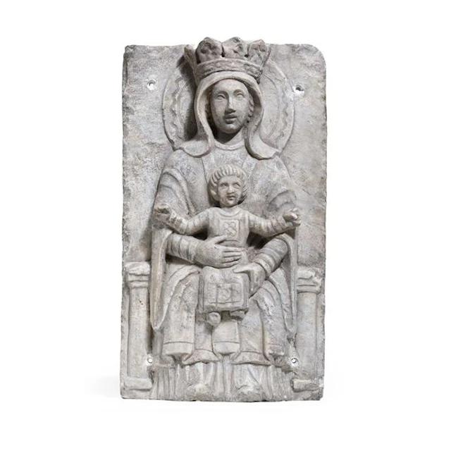 Bassorilievo in pietra raffigurante Madonna con Bambino. XIX-XX secolo