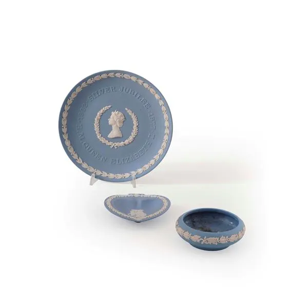 Un piatto (commemorazione Giubileo dâoro) e due posaceneri tipo Wedgwood