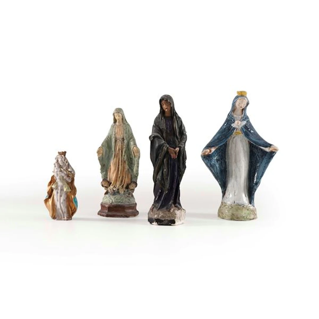Quattro statuette raffiguranti la Madonna per lo più in terracotta
