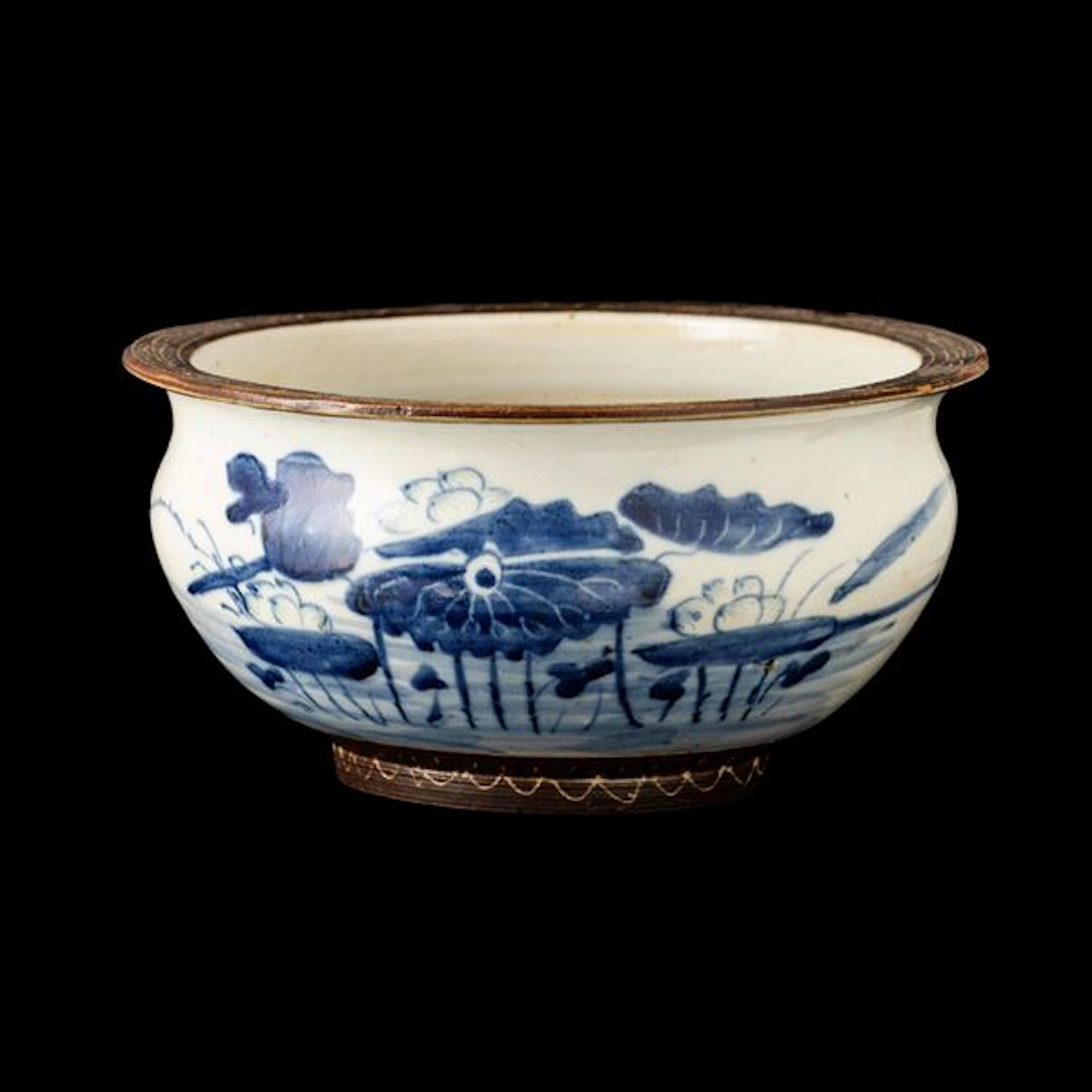 Ciotola in ceramica smaltata bianca e blu con decori a motivi floreali