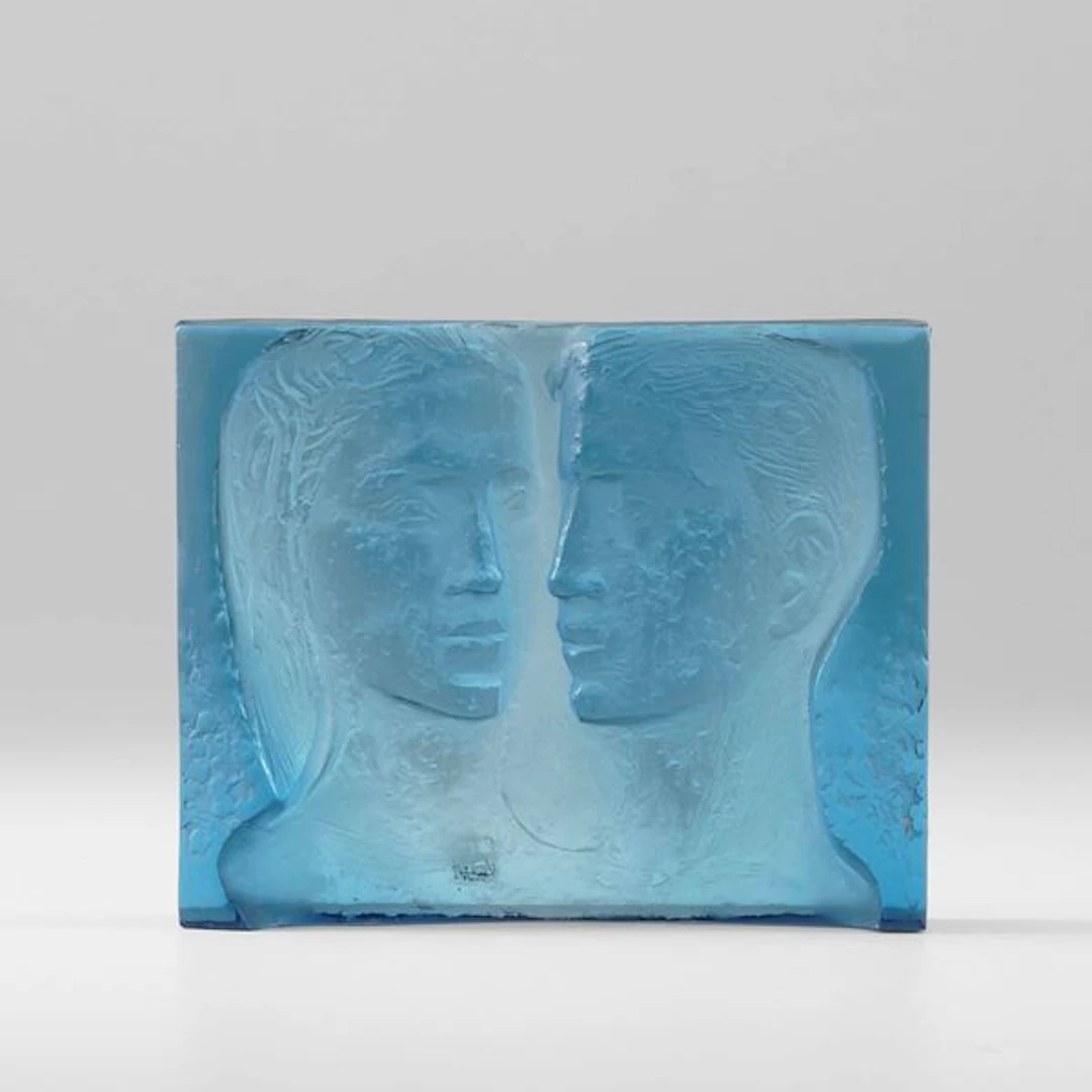 Bassorilievo in cristallo blu raffigurante due volti, firmato âArt