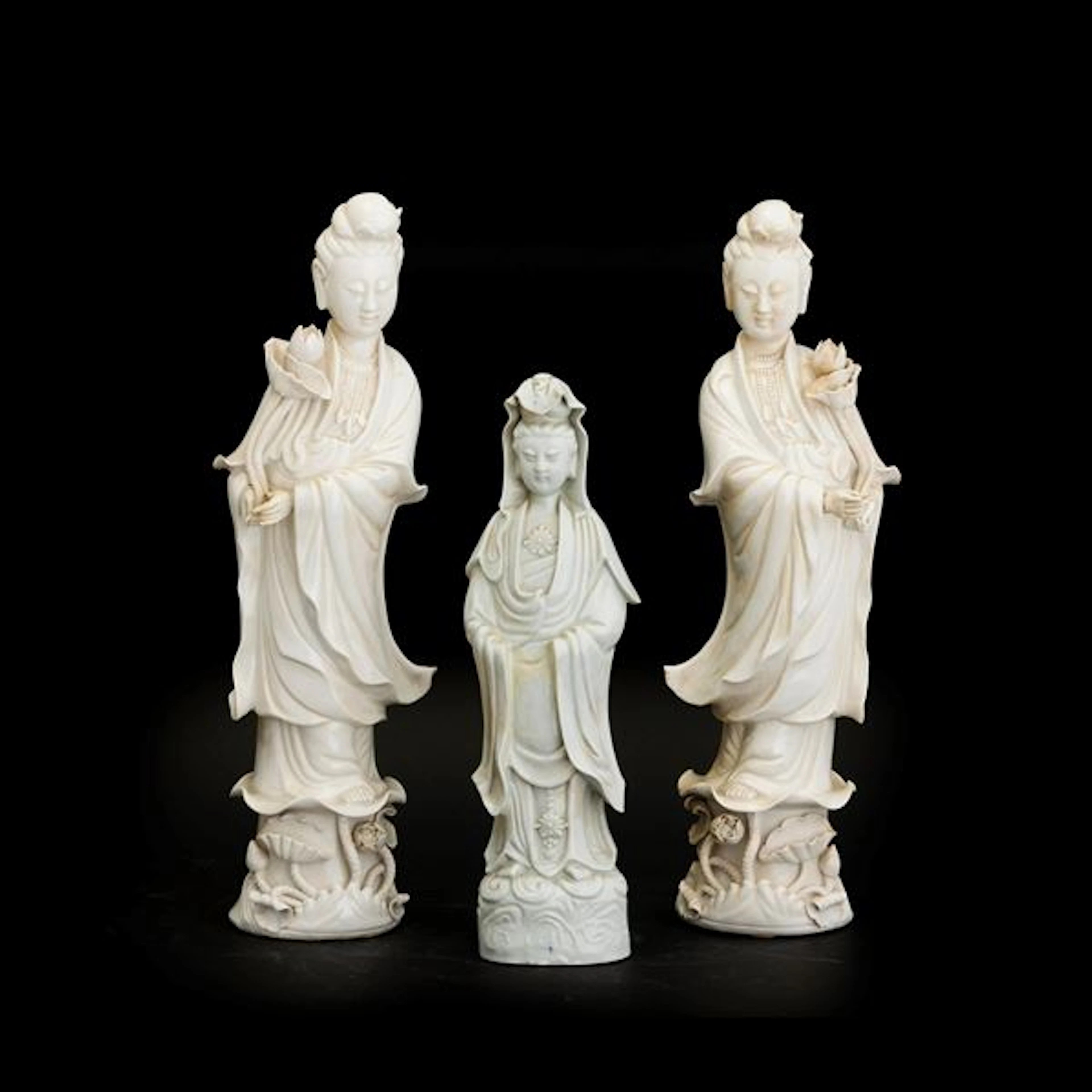 Lotto composto di tre figure in porcellana Blanc de Chine raffiguranti