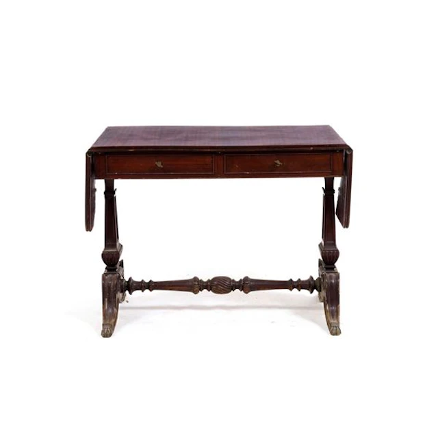 Scrivania con piano ad alette in legno intagliato. XX secolo