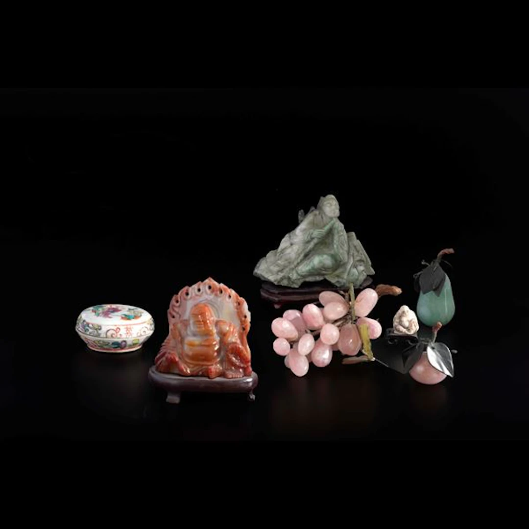 Lotto composto da oggetti a soggetto diverso in pietre dure, Cina