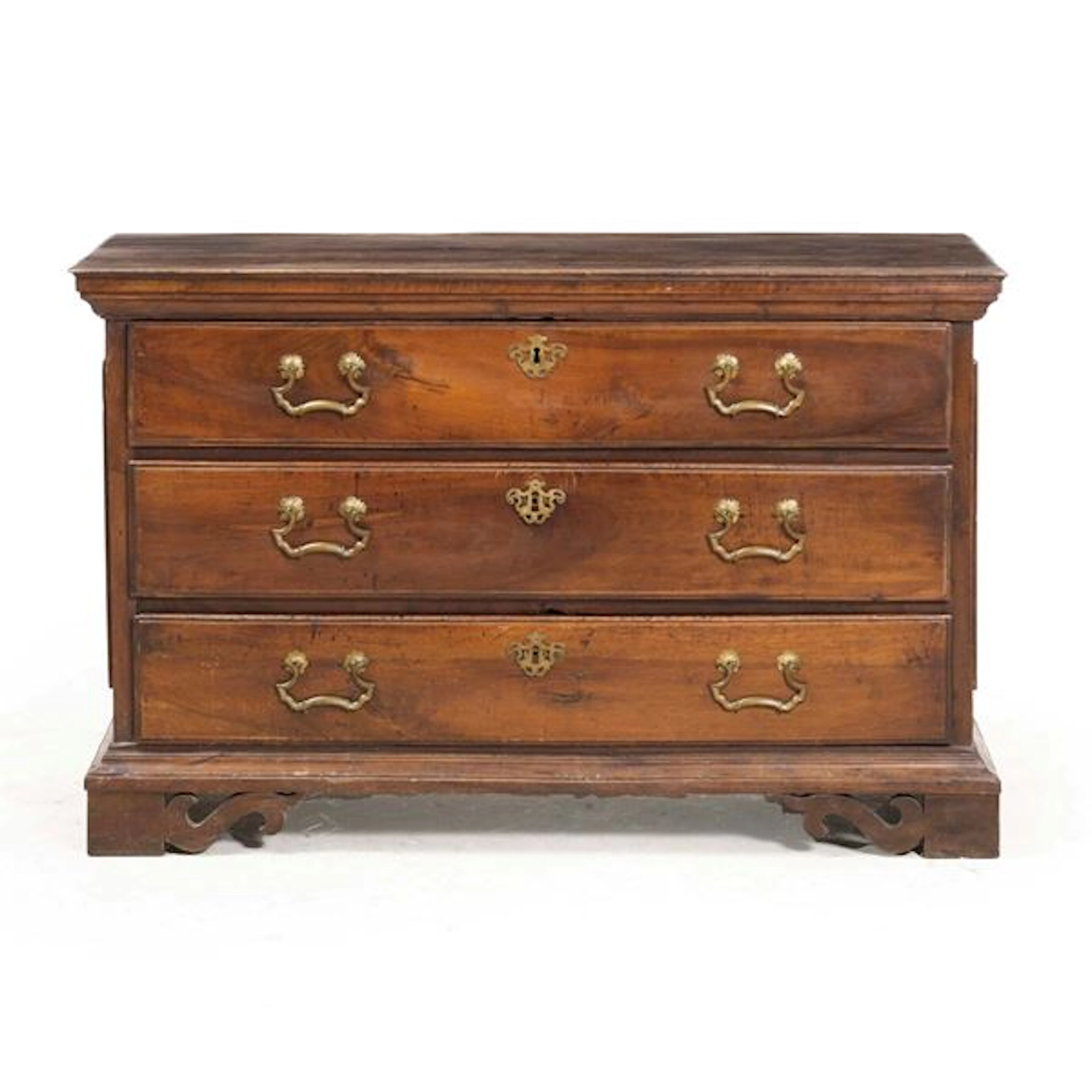Cassettone in legno. Elementi antichi