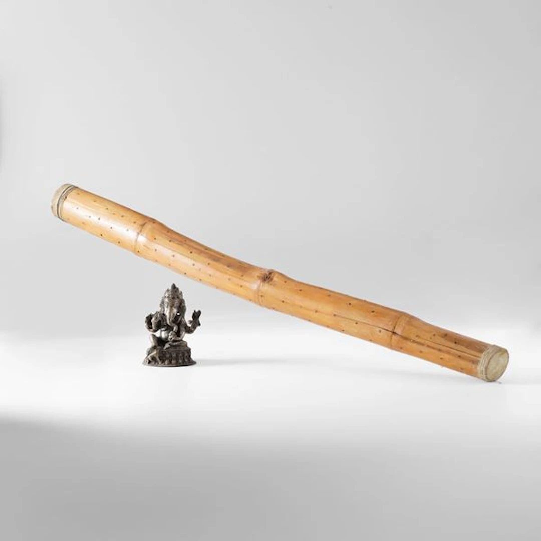 Lotto composto da "Rain Stick" in legno di bambÃ¹ e scultura di Ganesh