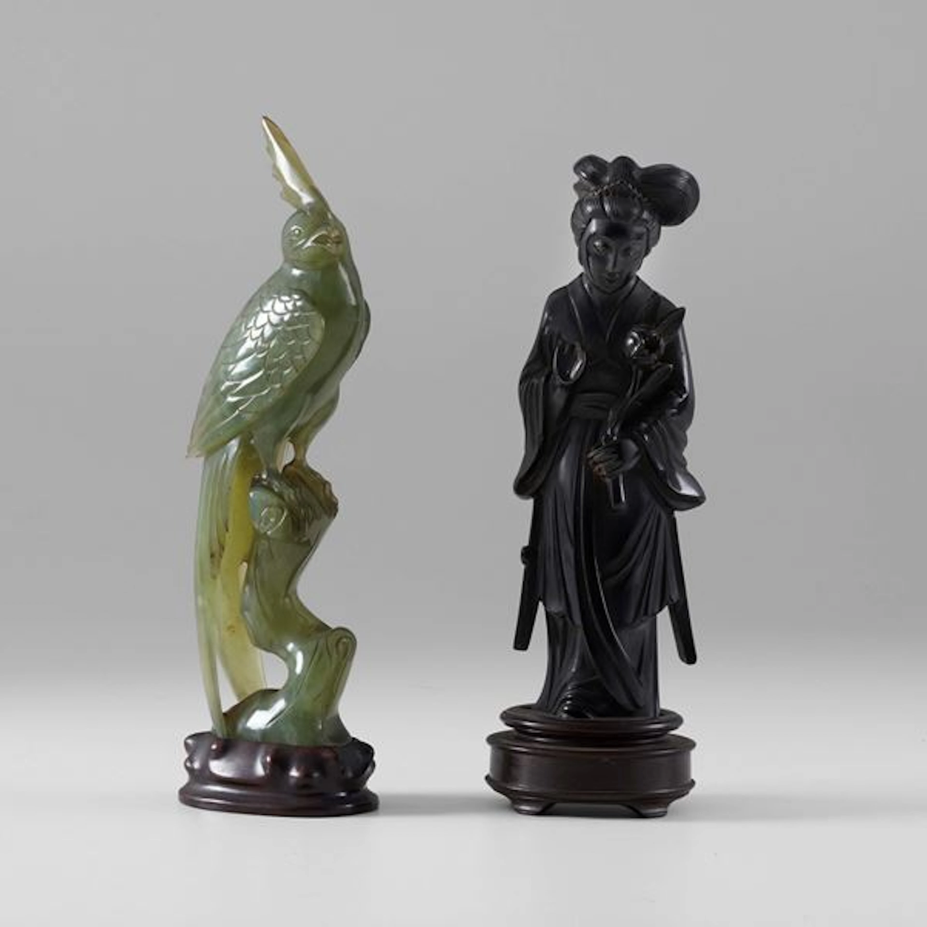 Lotto composto da figura di Guanyin in pietra dura e figura di pappagallo