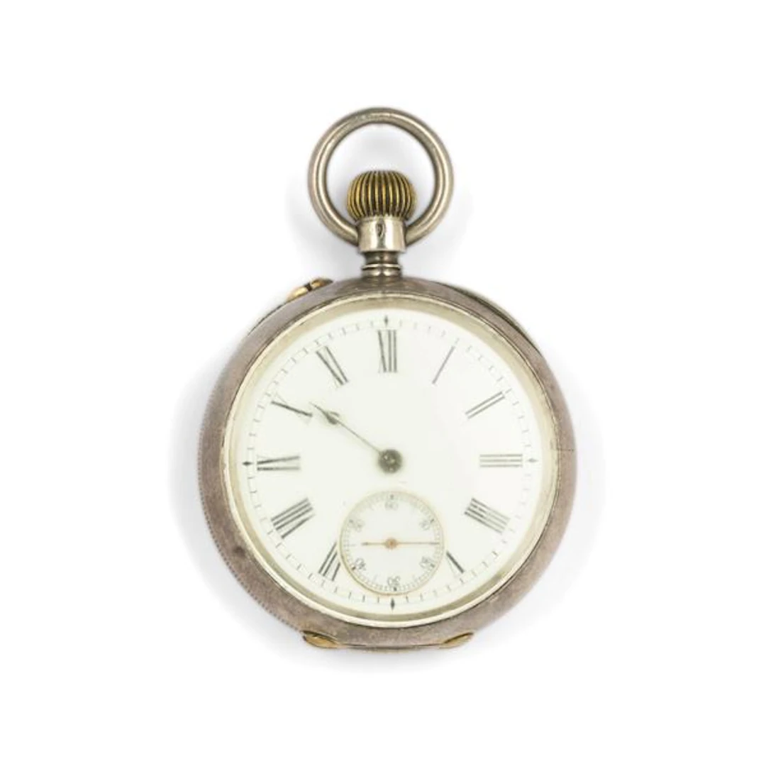 Orologio da tasca in argento con cassa decorata con monogramma, quadrante