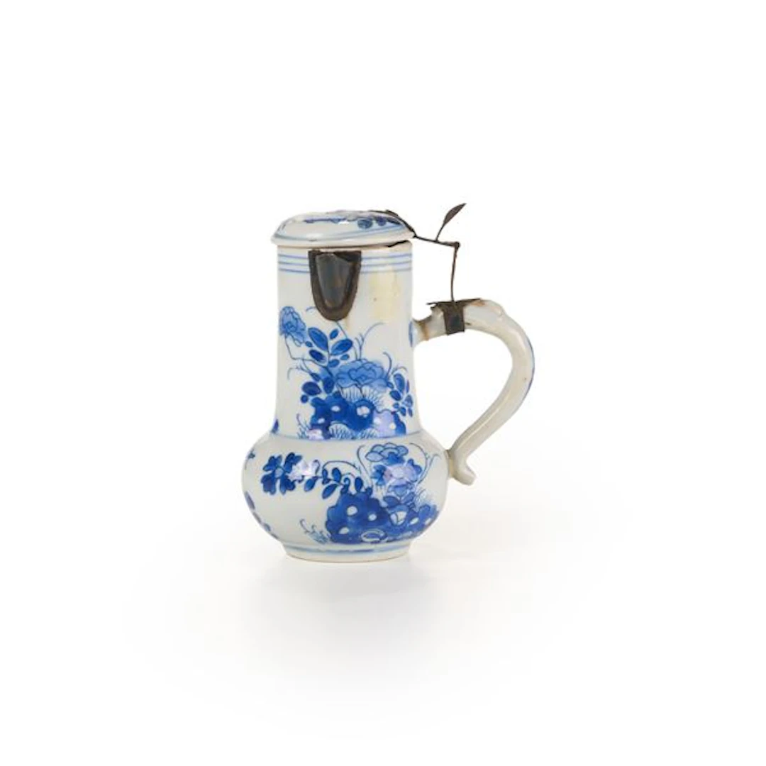 Caffettiera in porcellana bianca e blu con montature in argento, Cina