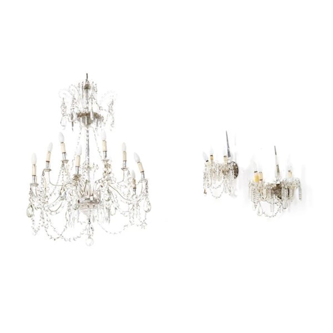 Lampadario e una coppia di appliques in cristallo