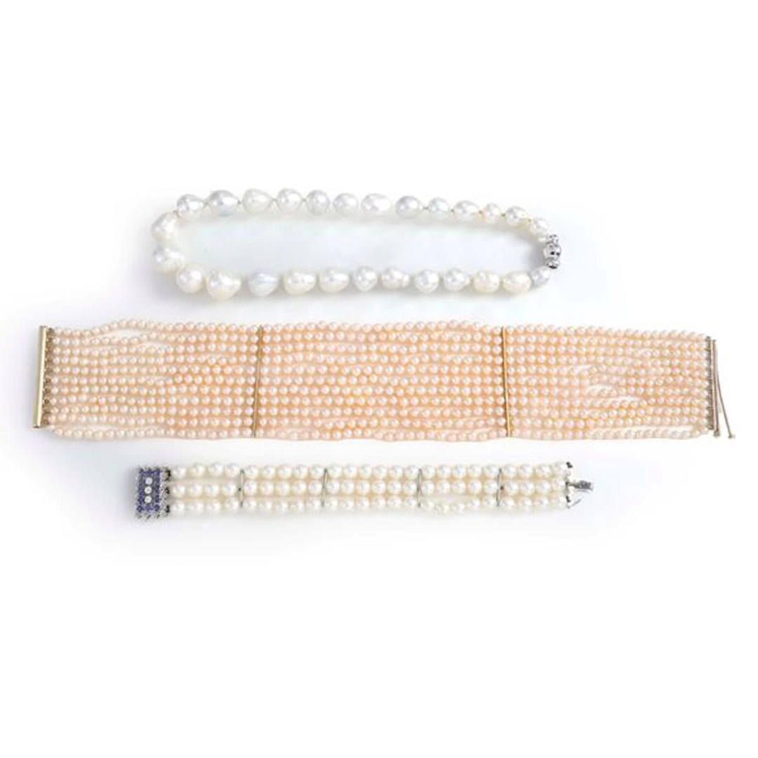 Lotto composto da bracciale a tre fili di perle, collana con 11 fili