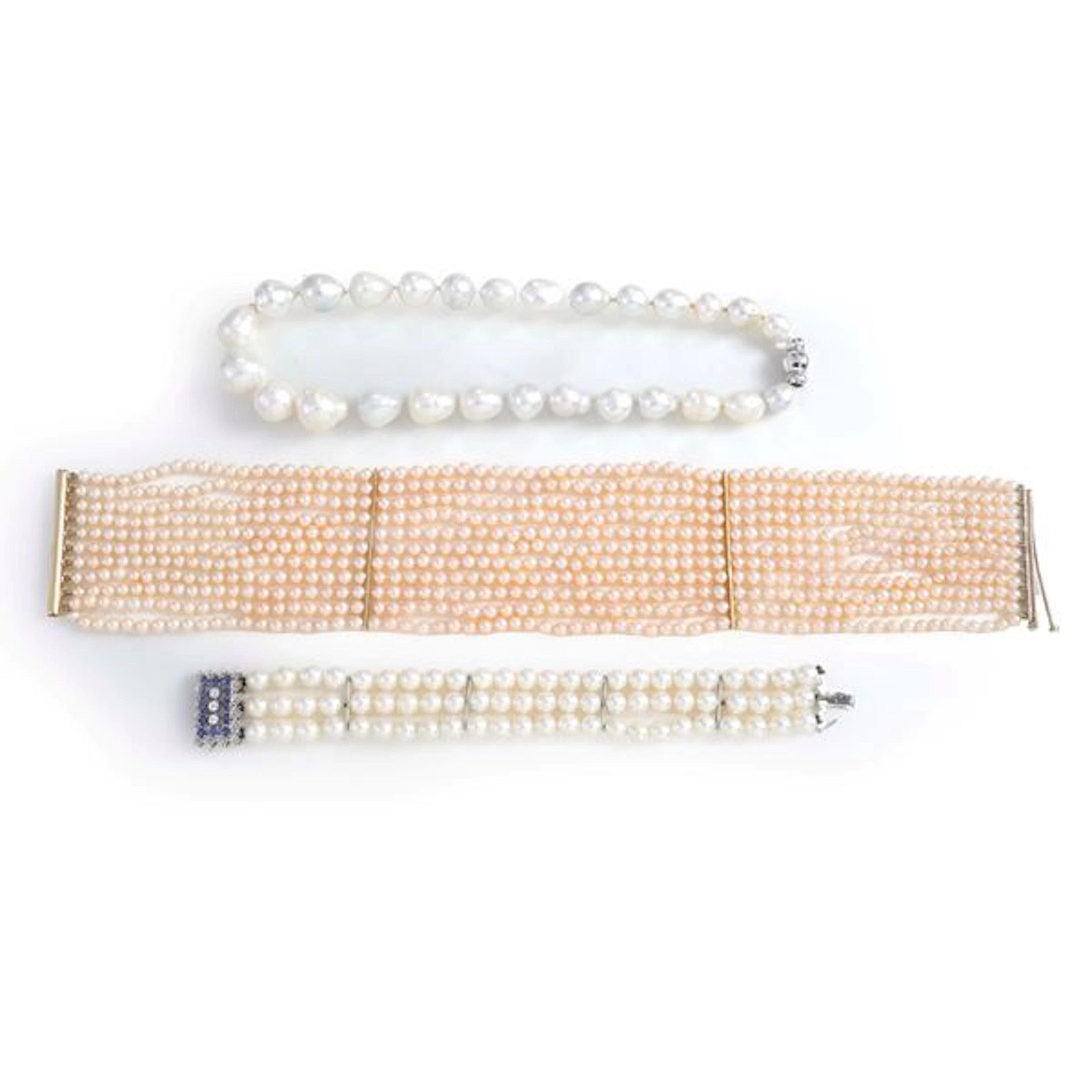 Lotto composto da bracciale a tre fili di perle, collana con 11 fili