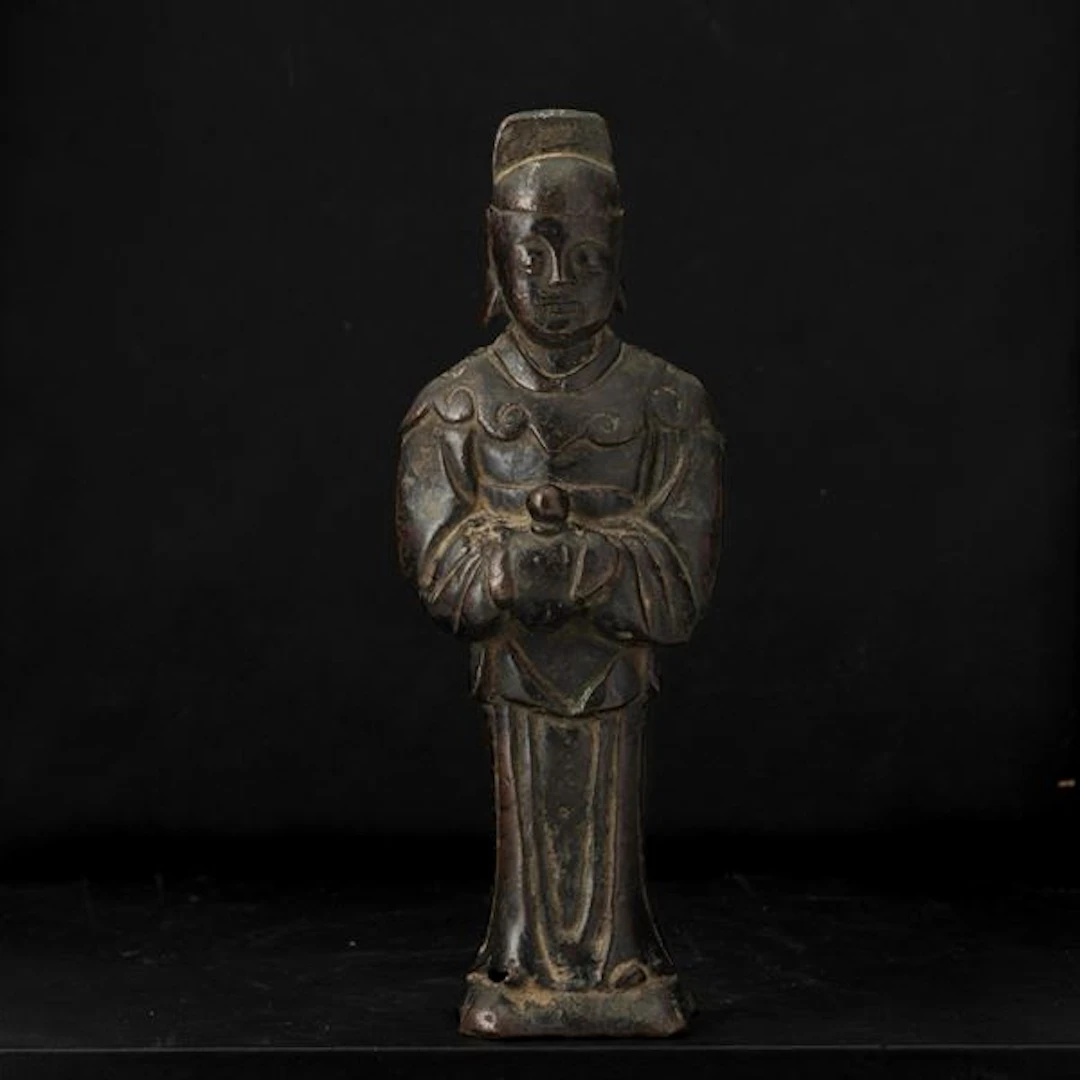 Figura di dignitario stante in bronzo, Cina, Dinastia Ming (1368-1644)