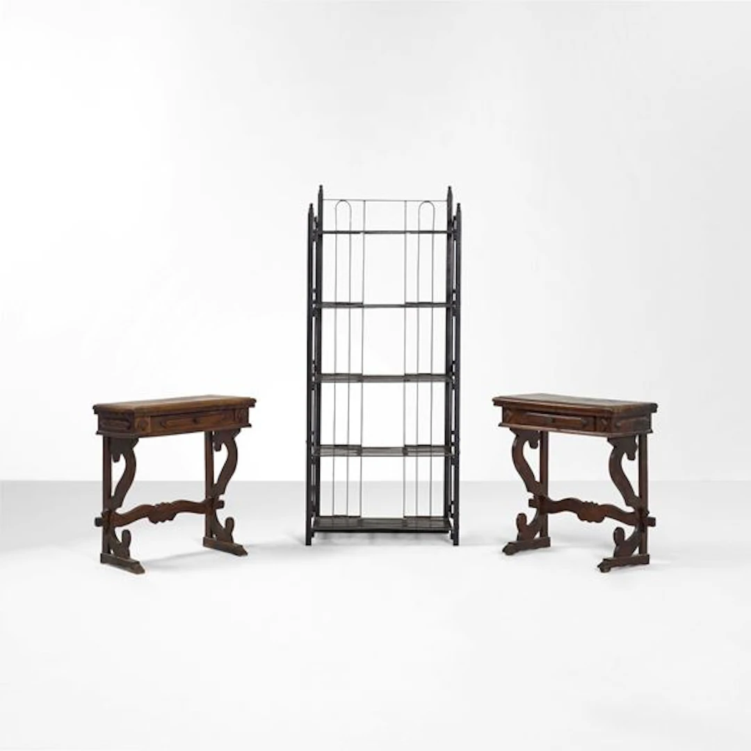 Coppia di tavolini da parete e etagere. XX secolo