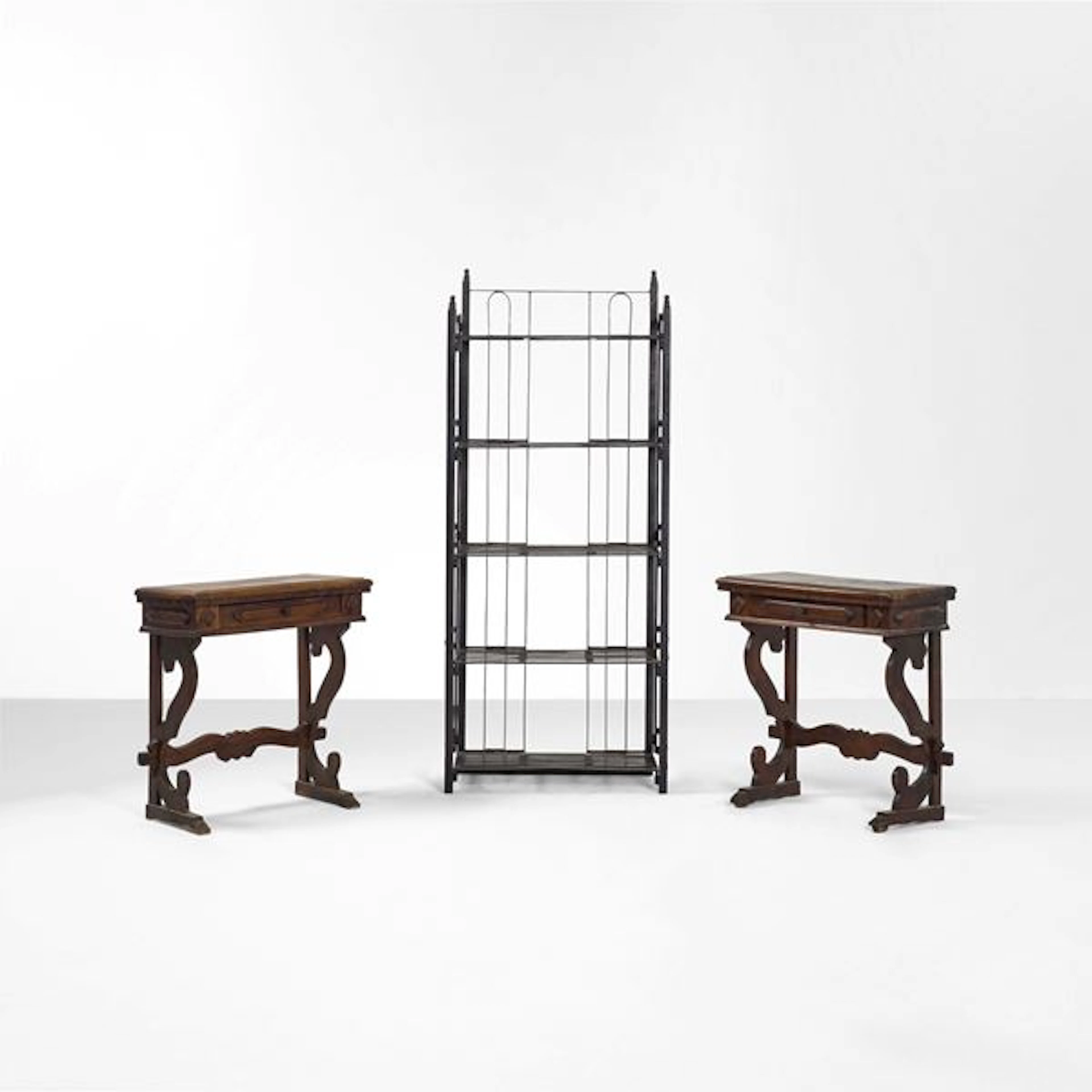 Coppia di tavolini da parete e etagere. XX secolo