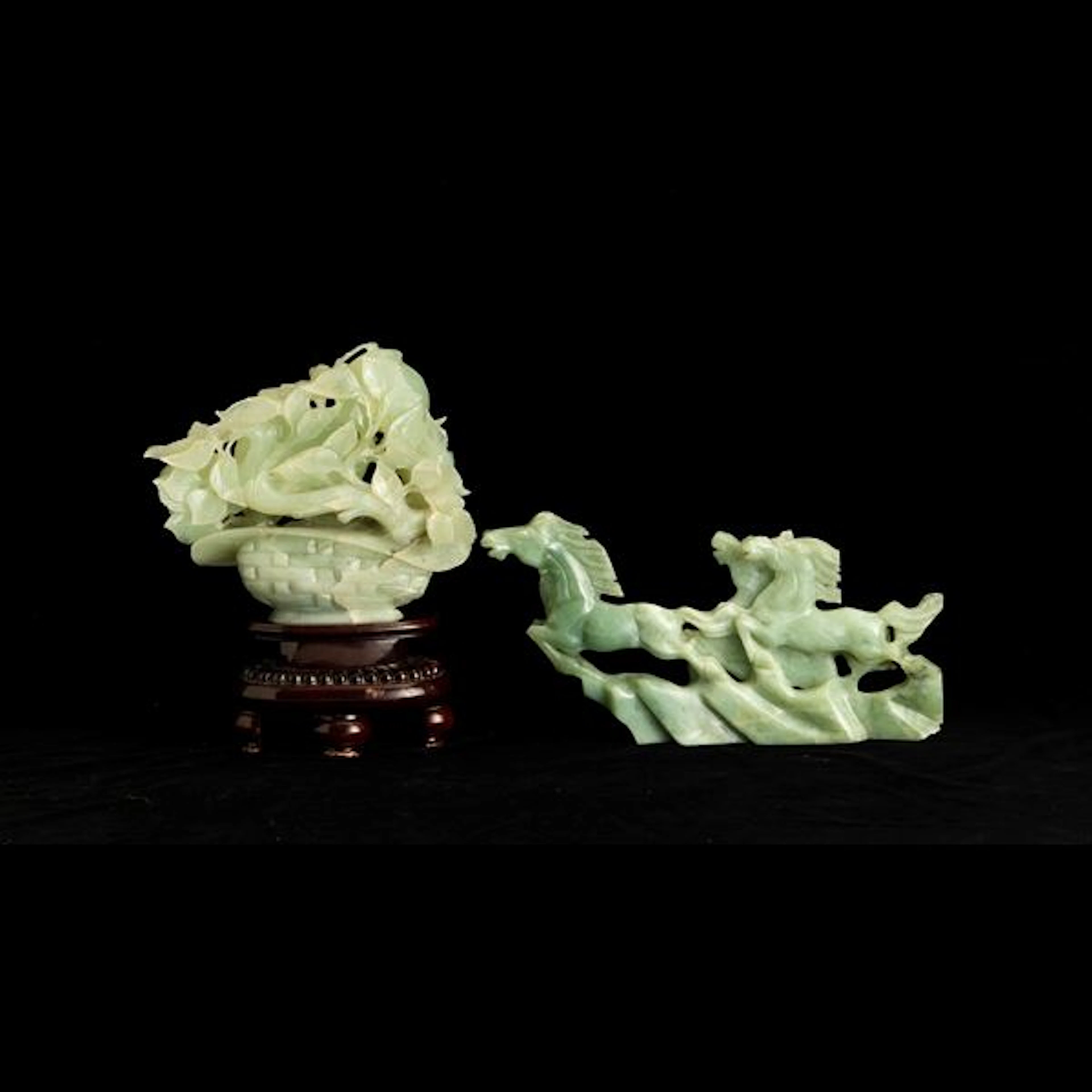 Lotto composto da figure in giada verde raffiguranti cavalli a galoppo