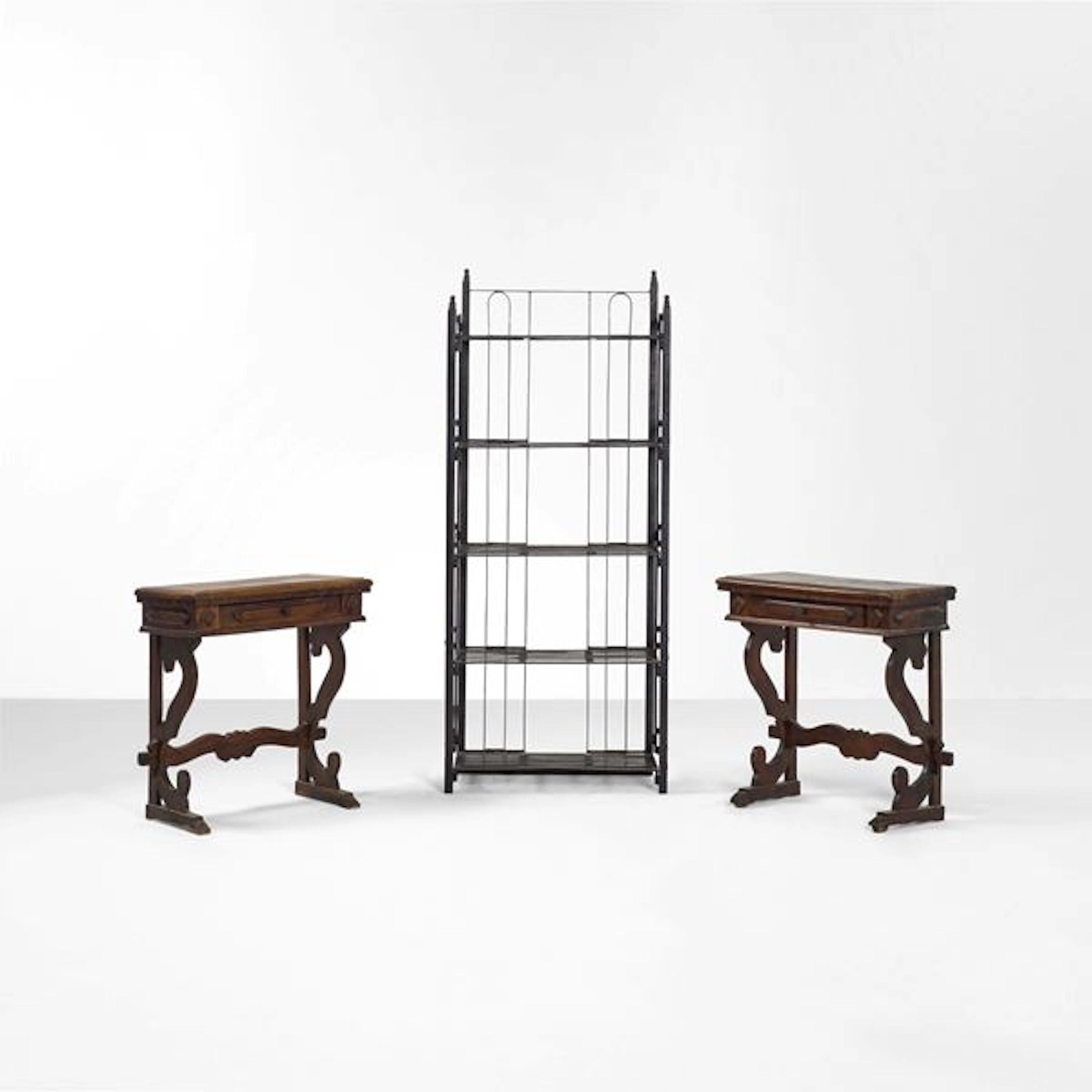Coppia di tavolini da parete e etagere. XX secolo