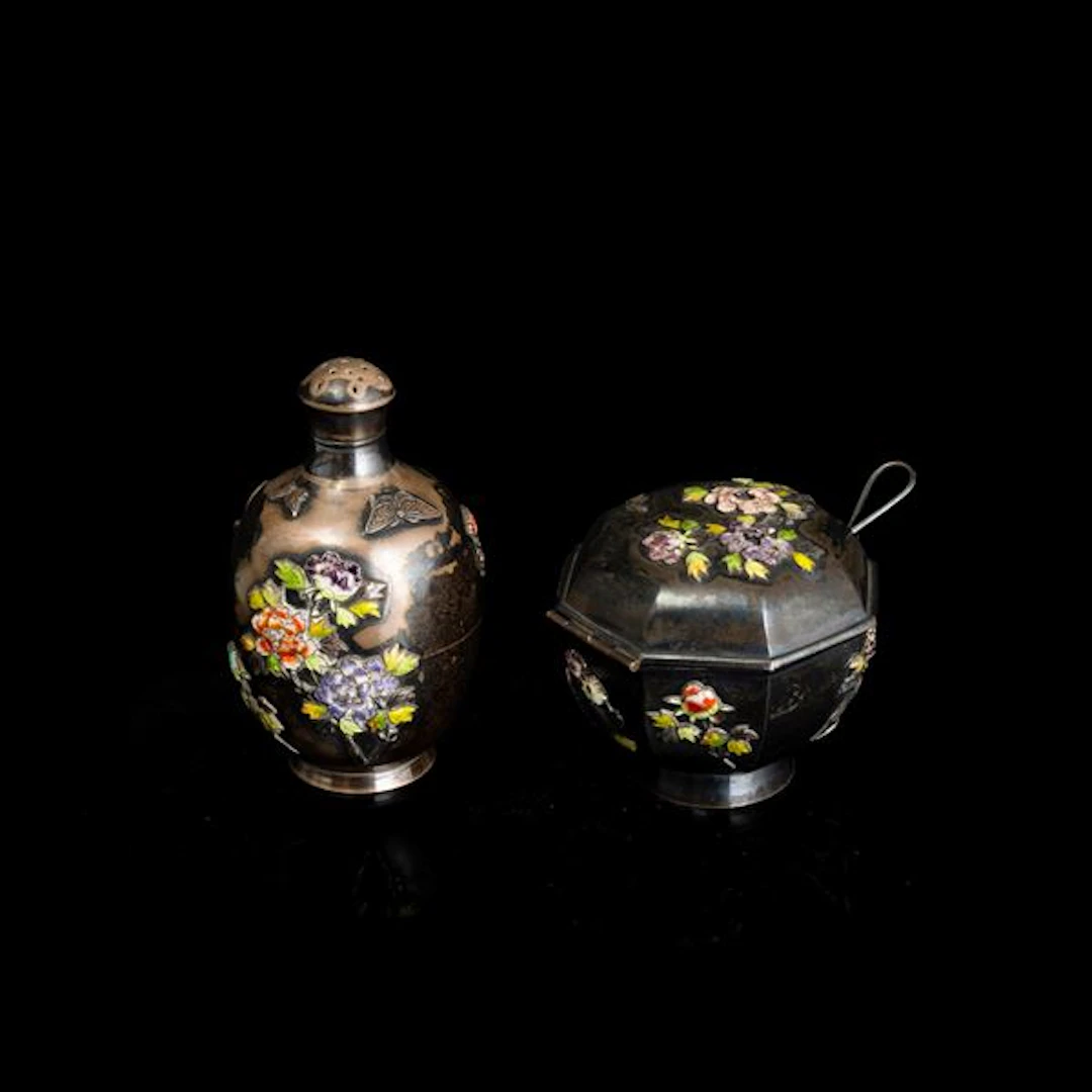 Lot composed of silver salt shaker and salt spreader with polychrome