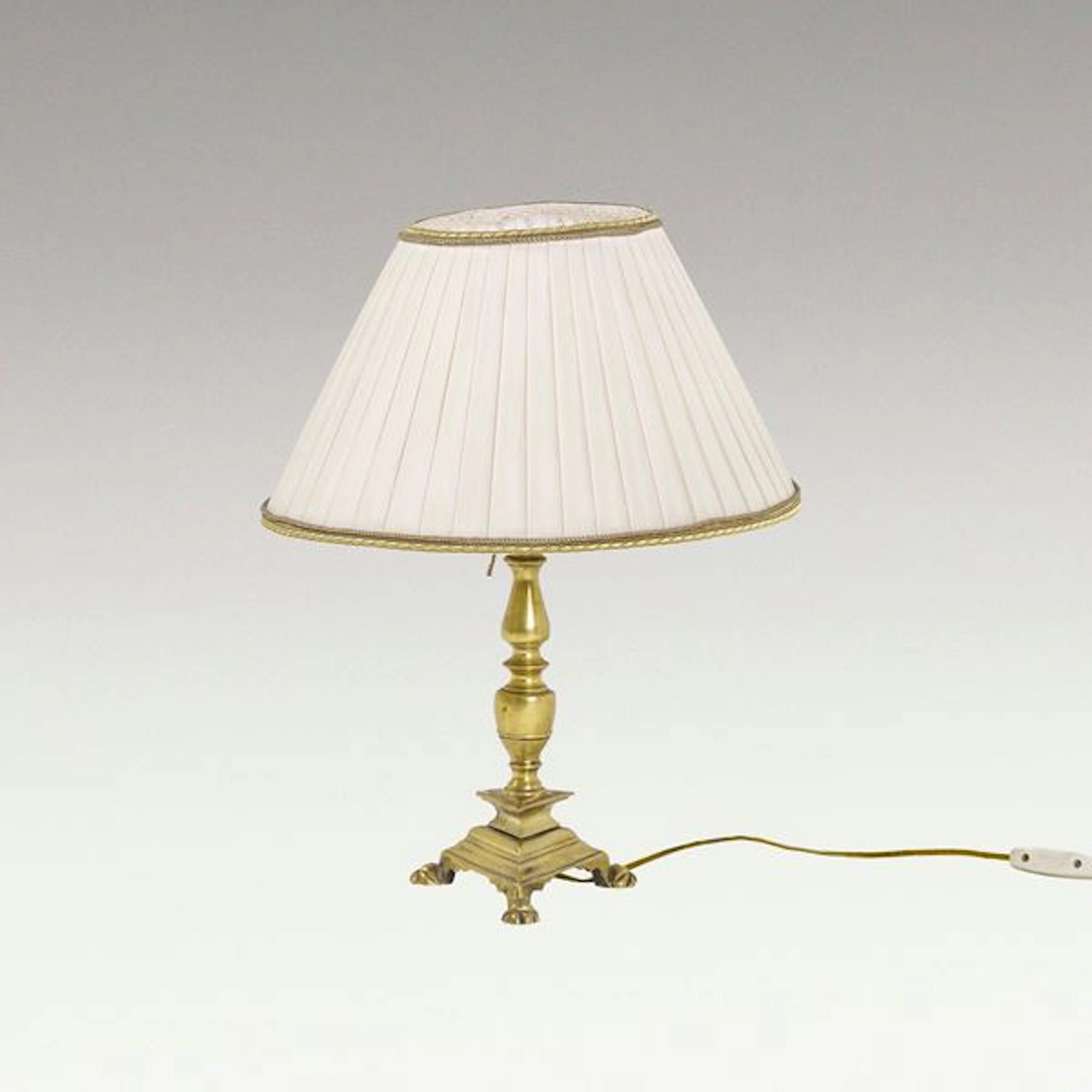 Lampada da tavolo, fine XIX secolo, e una piantana, XX secolo
