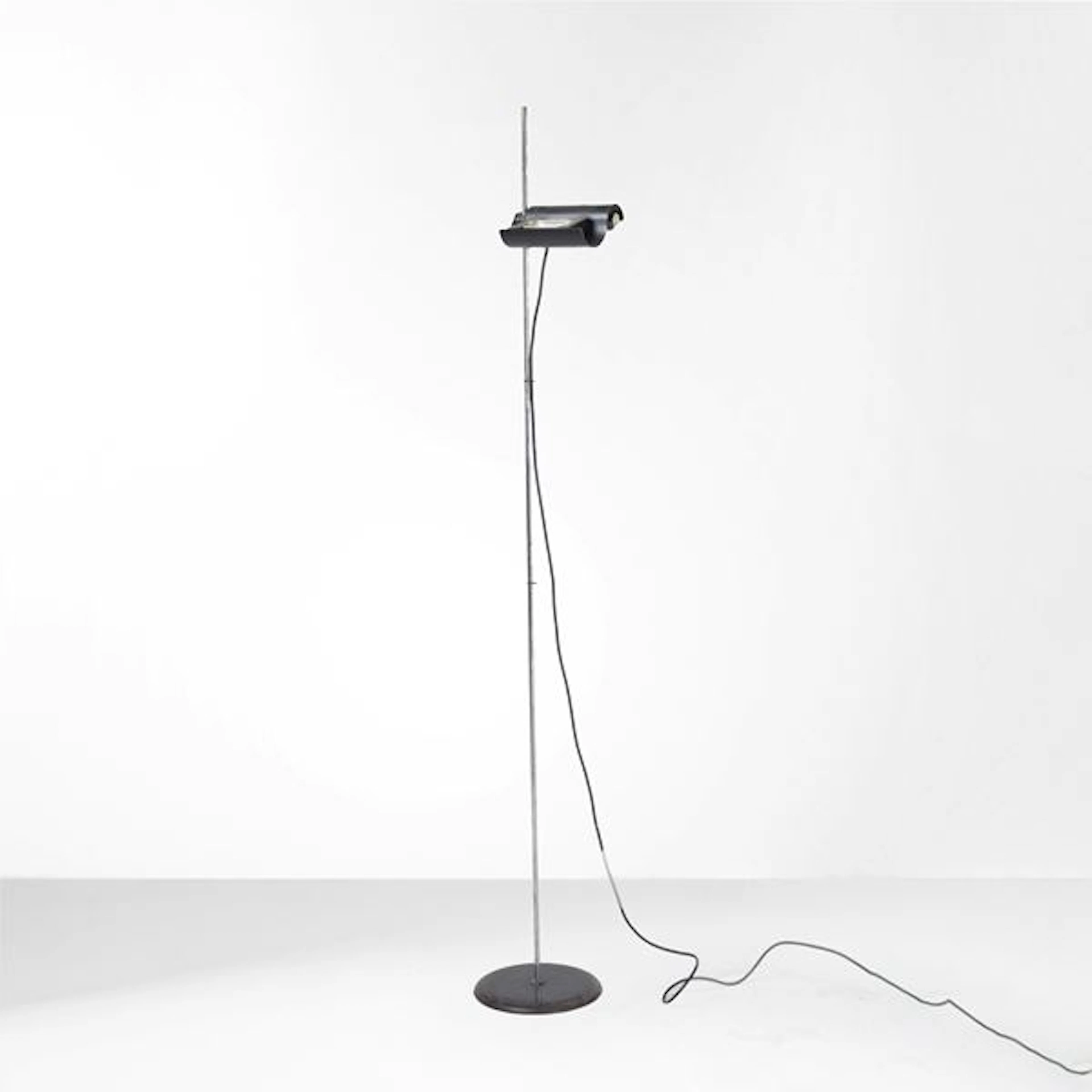 Lampada piantana in metallo cromato. XX secolo
