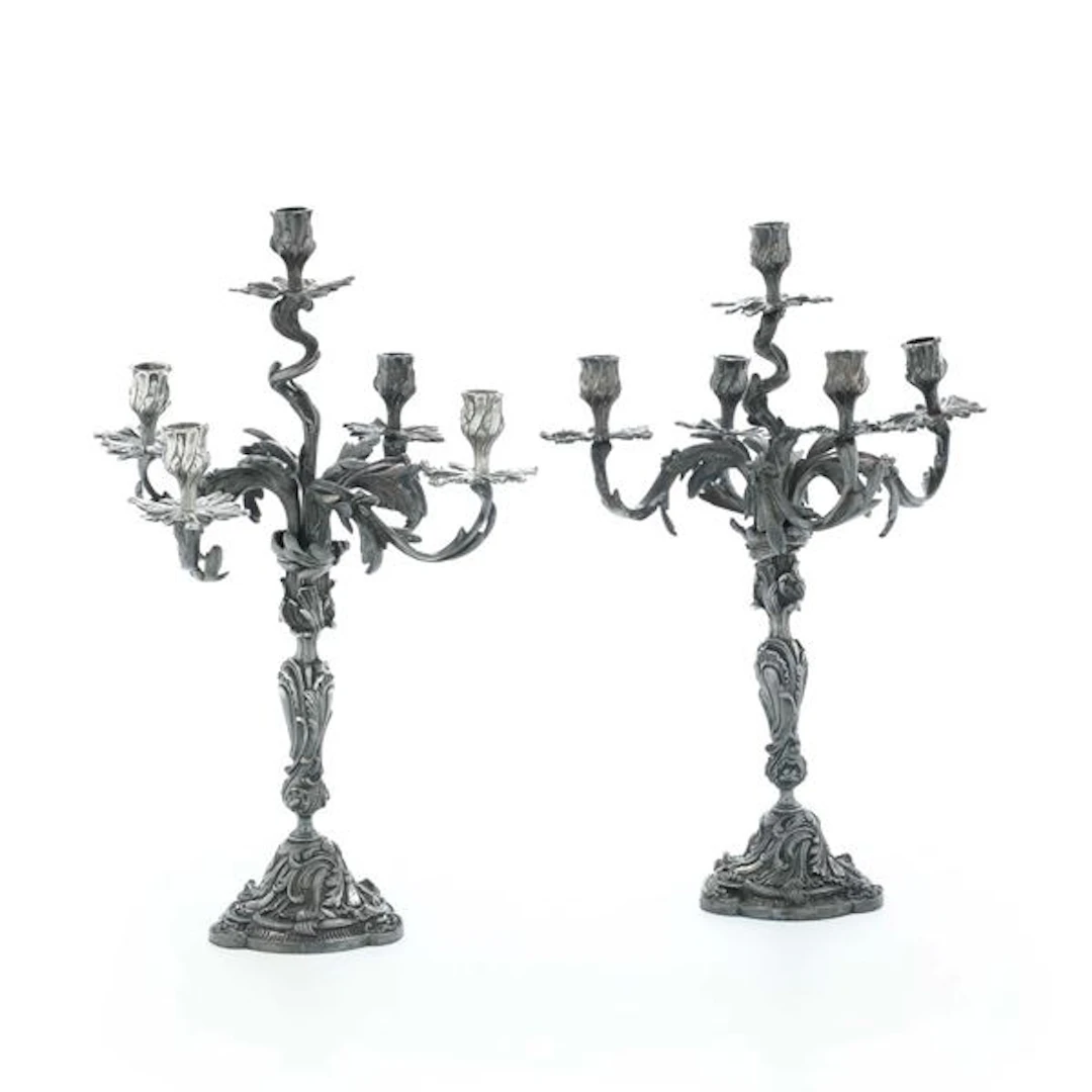 Coppia di candelabri in metallo argentato, Francia XIX-xX secolo