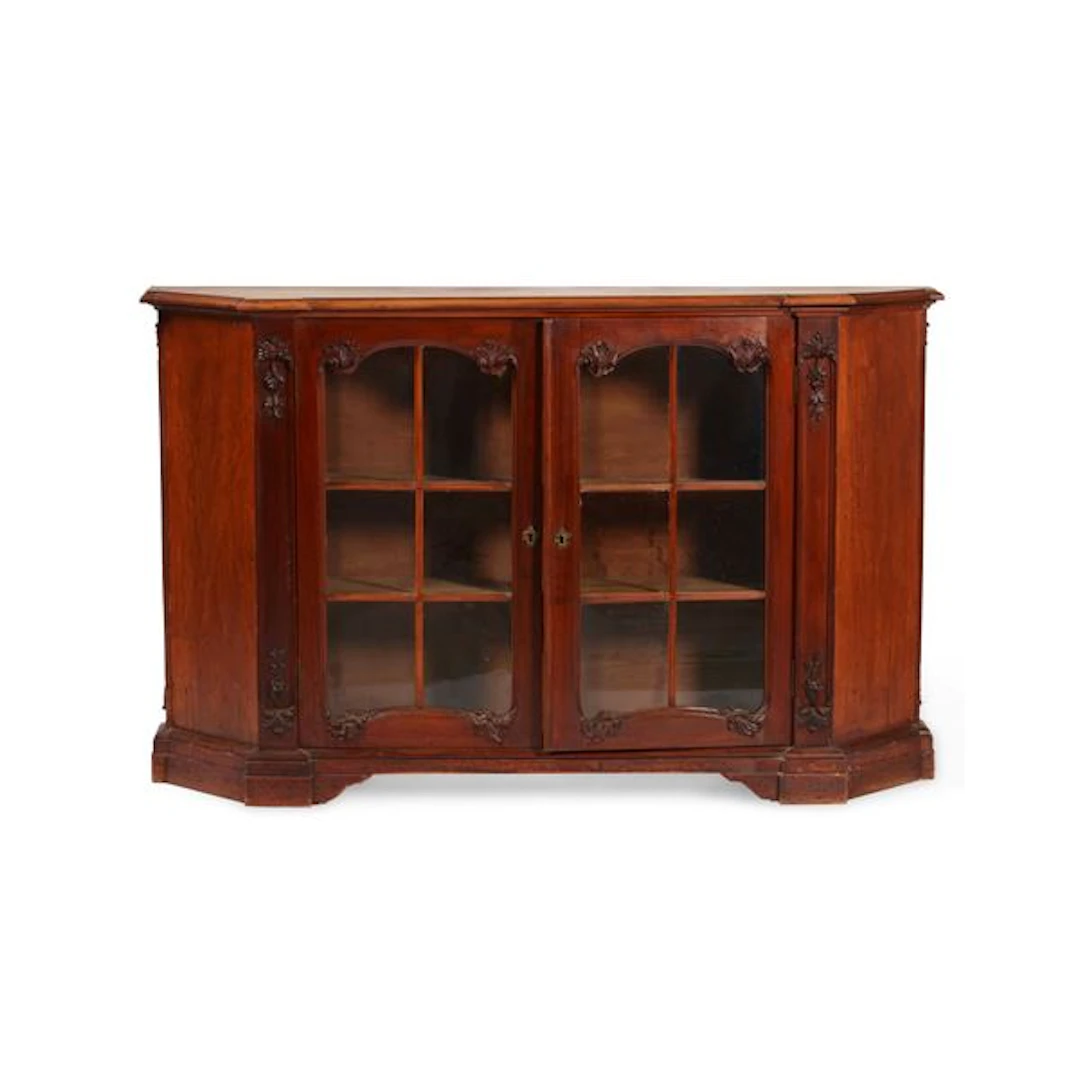 Credenza scantonata in legno intagliato. XX secolo