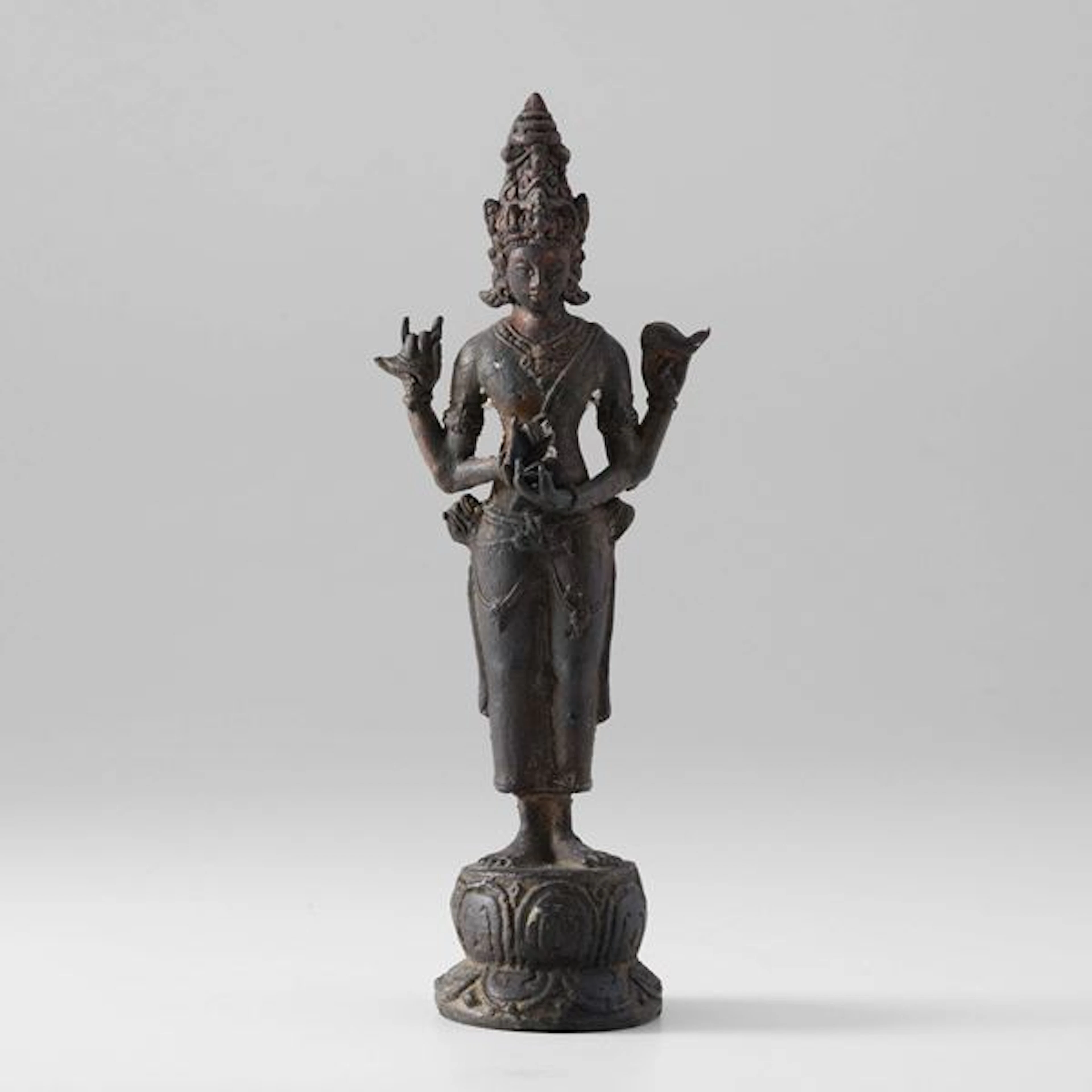 Figura di Buddha in metallo brunito, India, XX secolo