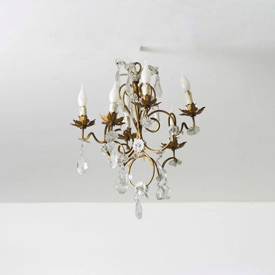 Lampadario a sei luci in metallo dorato e cristalli. XX secolo