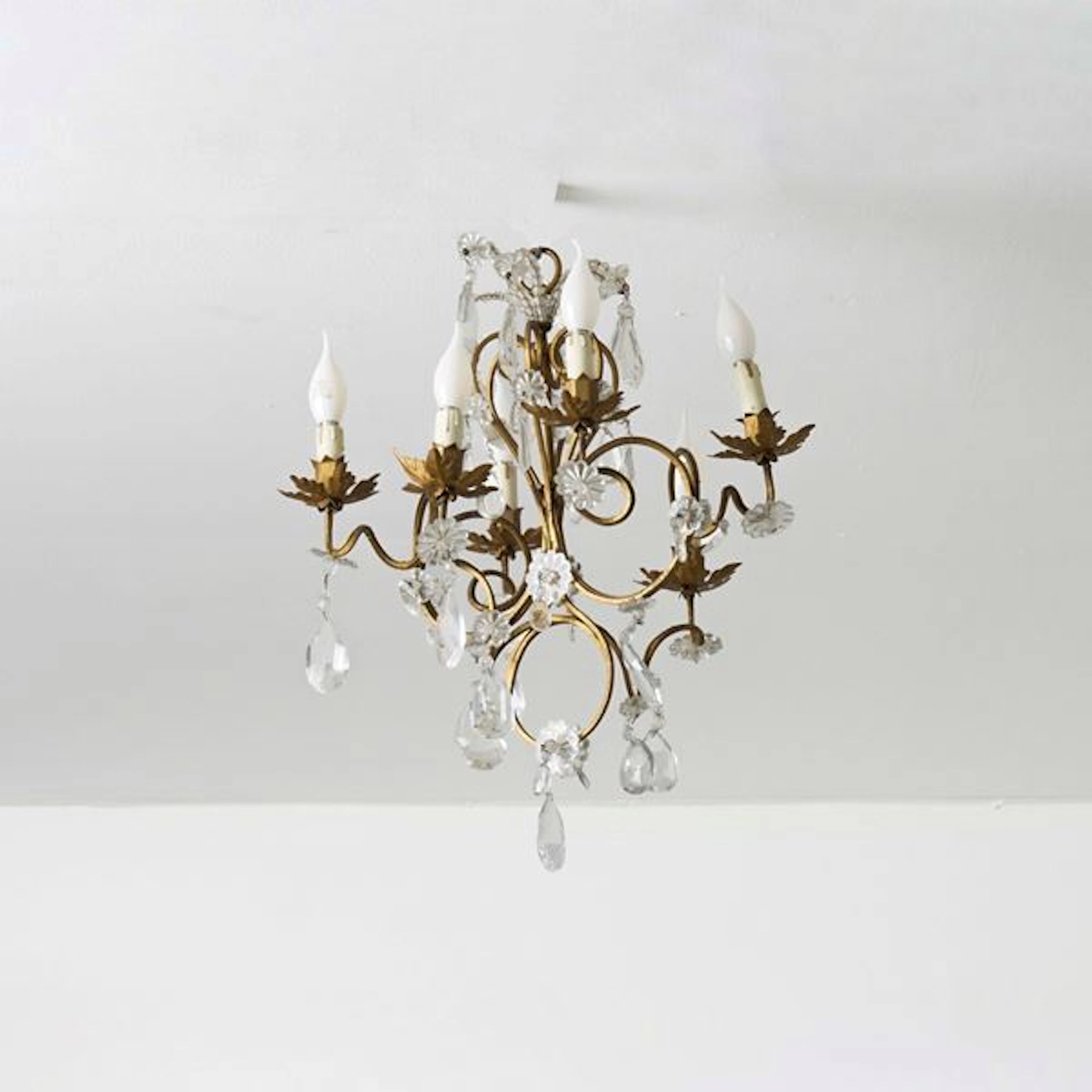 Lampadario a sei luci in metallo dorato e cristalli. XX secolo