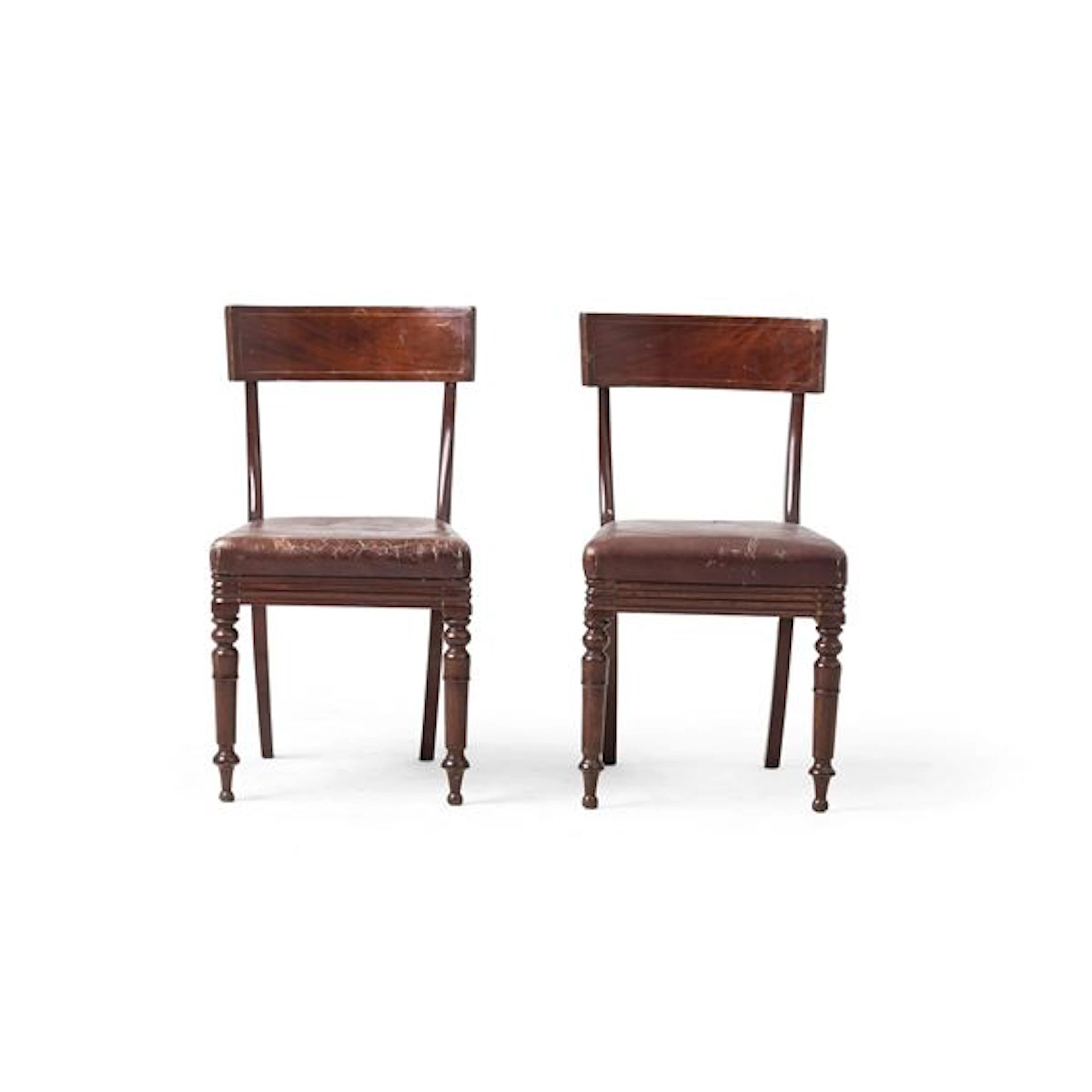 Coppia di sedie in legno con seduta in pelle. XX secolo