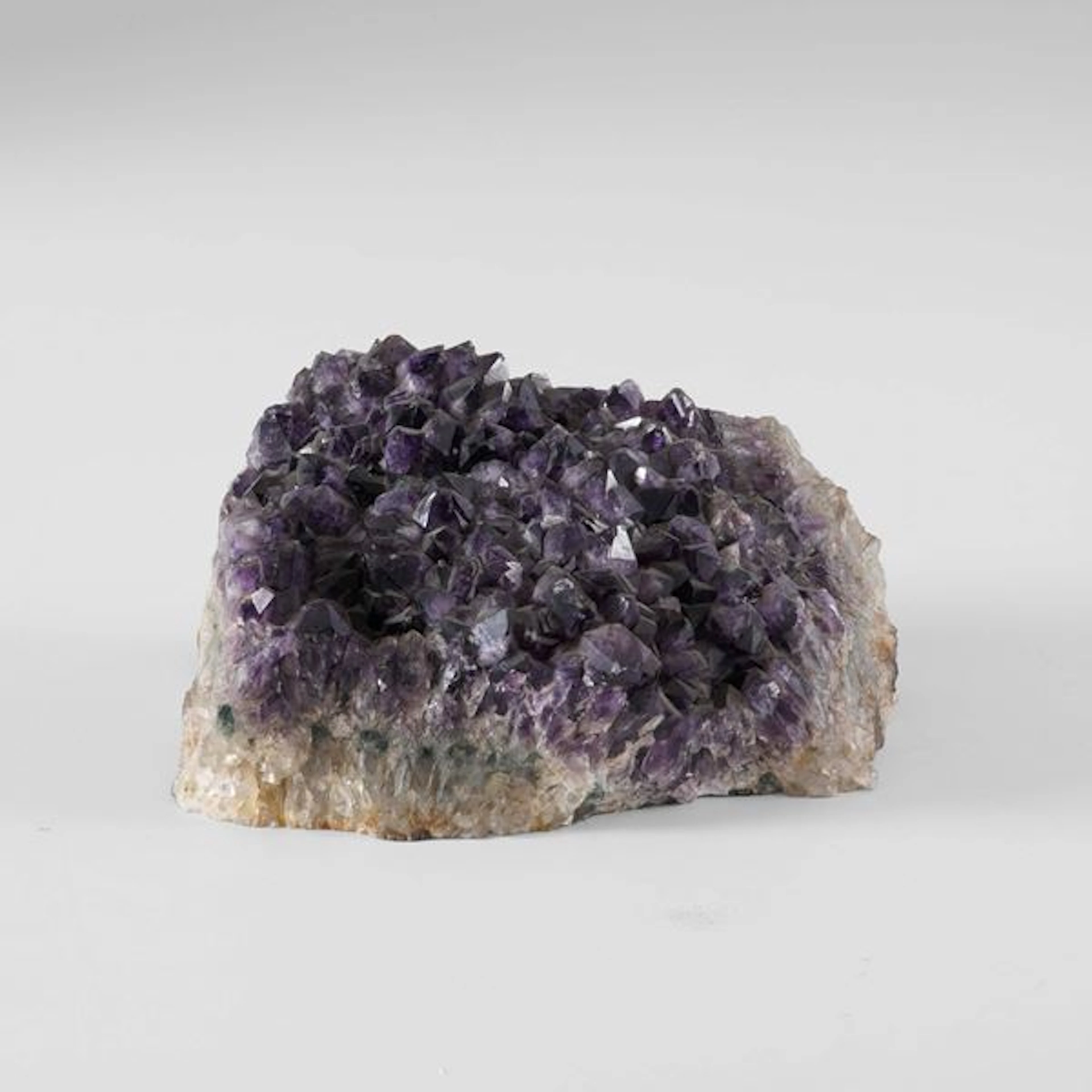 Porzione di geode di ametista viola e cristallina