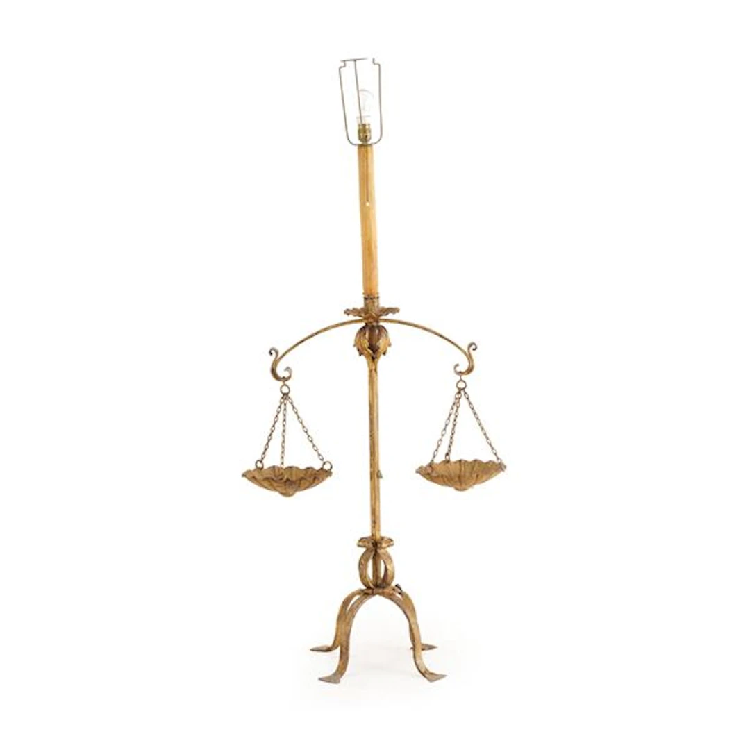 Lampada da terra in metallo dorato, allegoria della Giustizia
