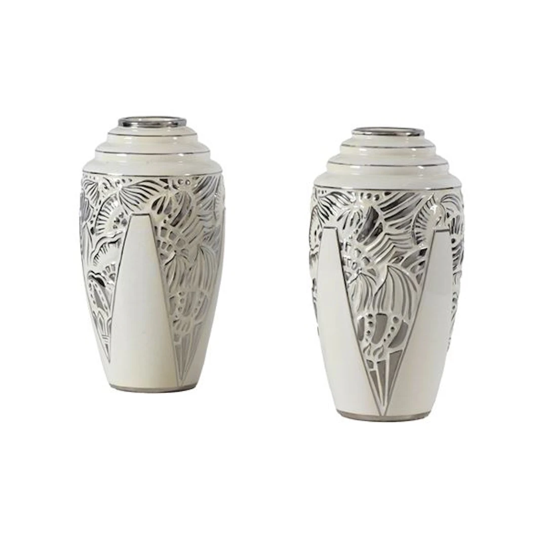 Coppia di vasi in ceramica bianca decorato a fiori argentati