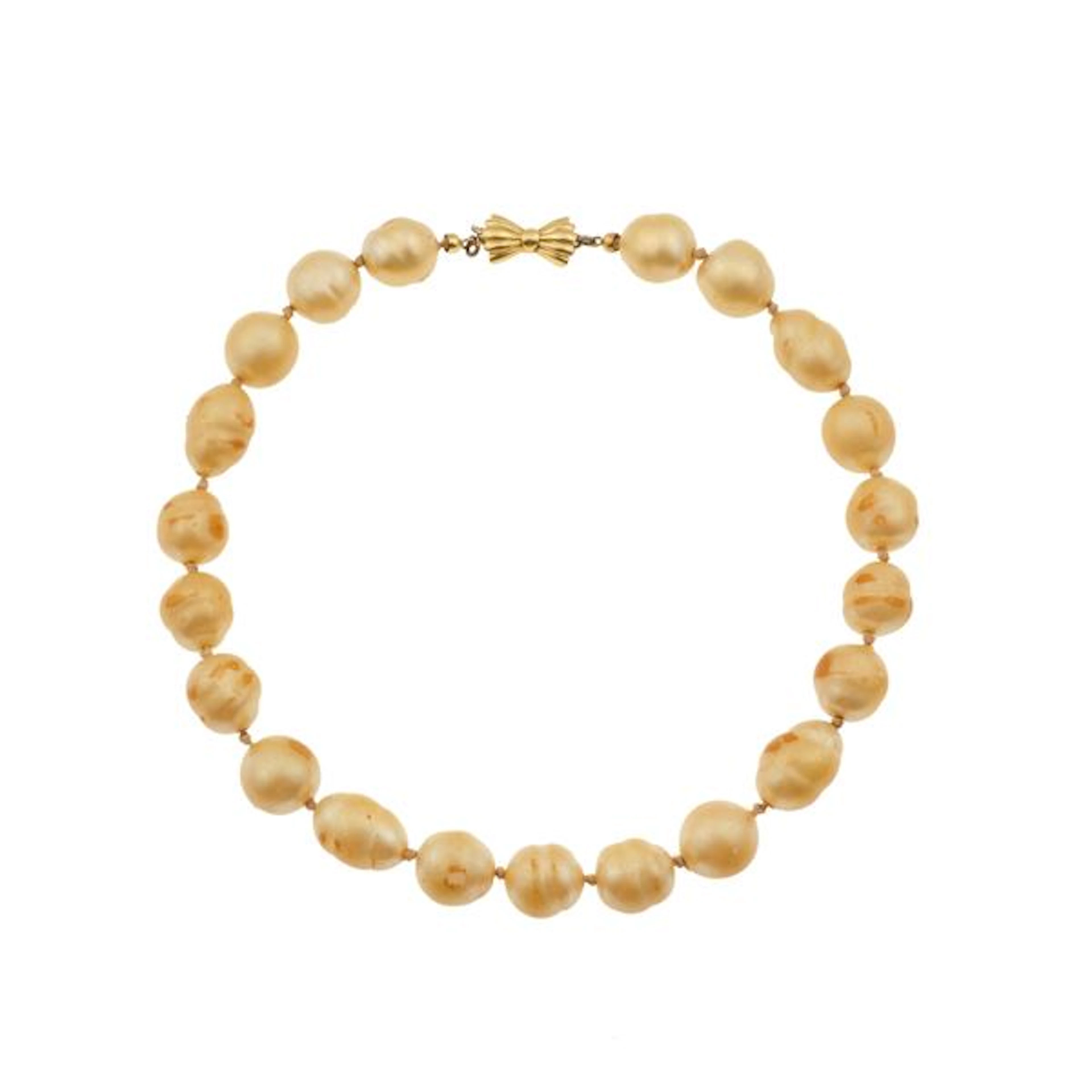 Imitation pearl and gold necklace