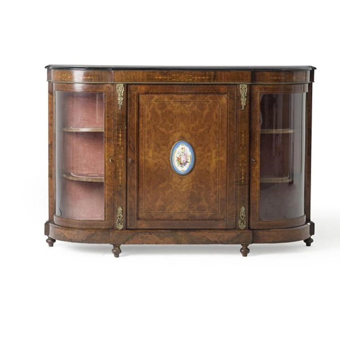 Credenza bassa con placca in porcellana e ante a vetri