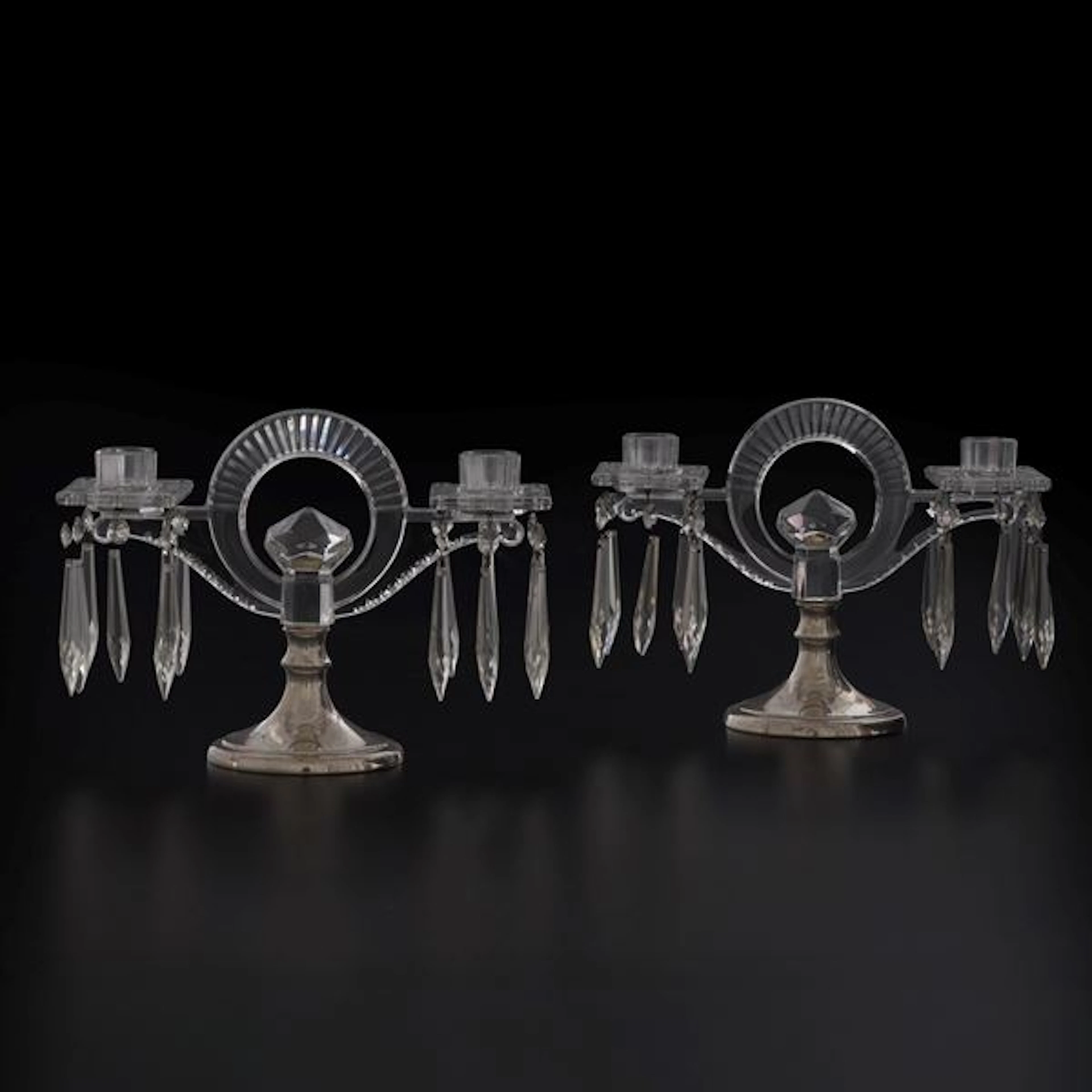 Coppia di eleganti portacandele a due luci in vetro con base in metallo