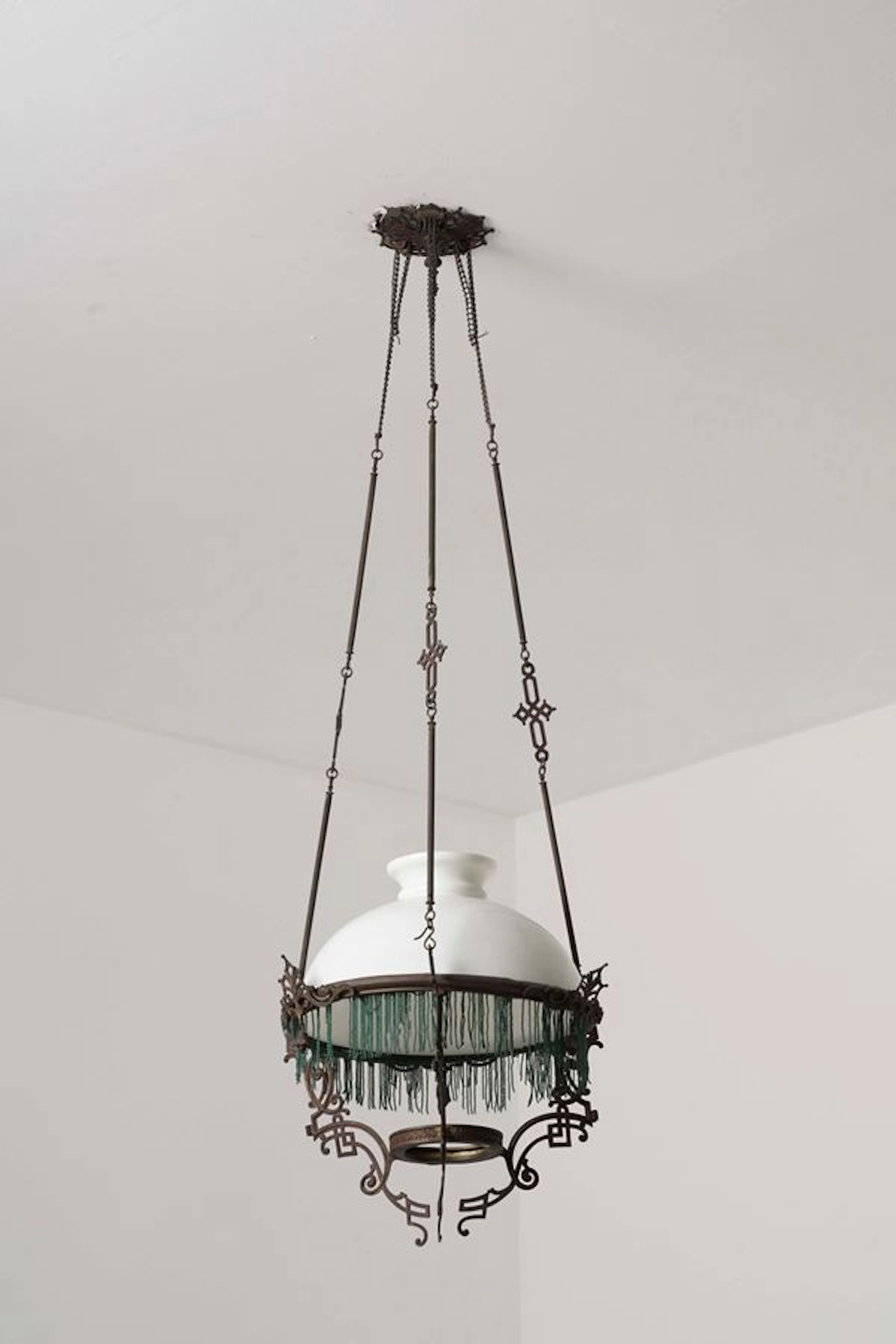 Lampada a petrolio da soffitto montata a luce elettrica